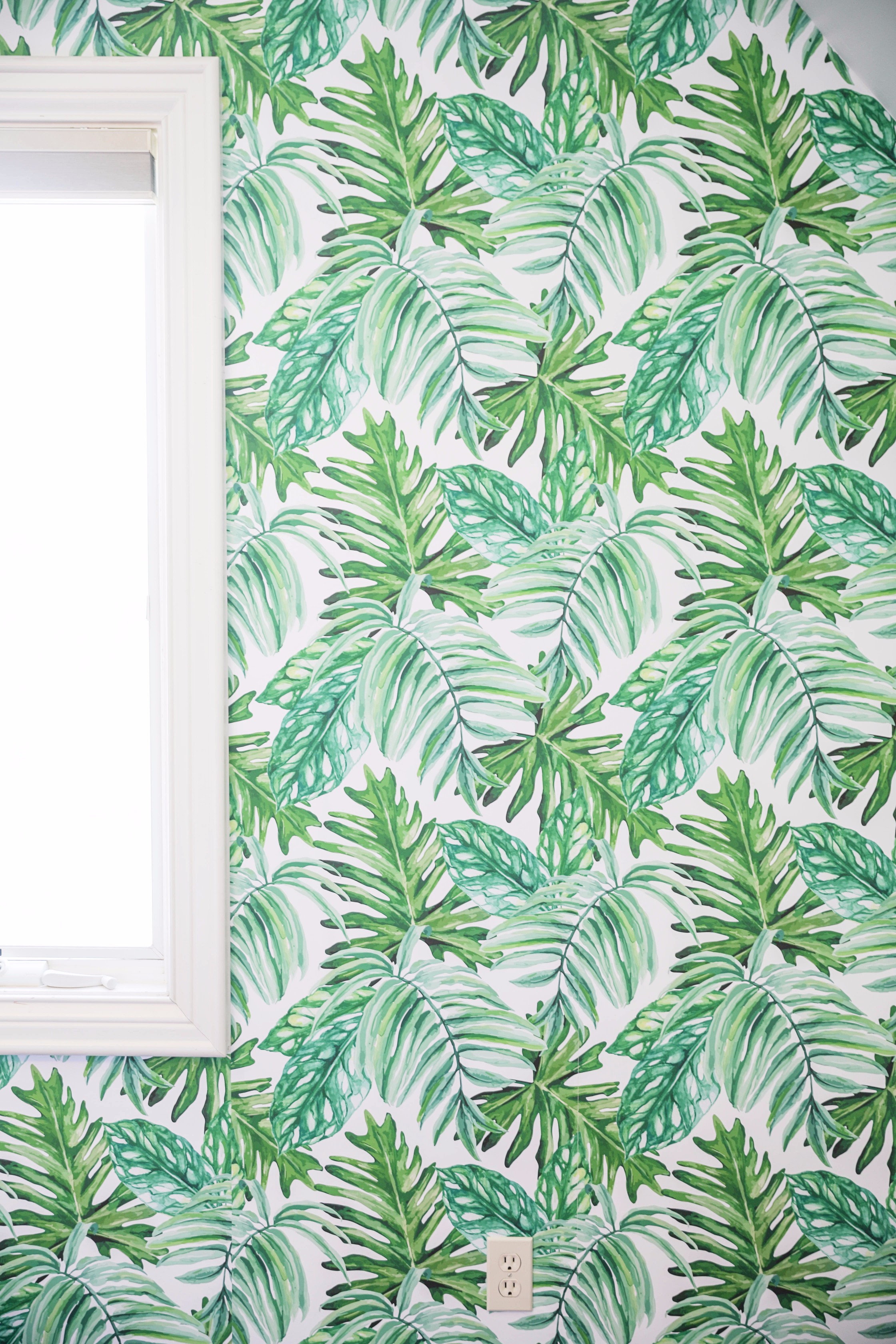 Palm Leaf Wallpaper as a statement wall. Cute palm leaf, tropical decor. Temporary and easy to put up and remove, on the blog daily dose of charm by lauren lindmark