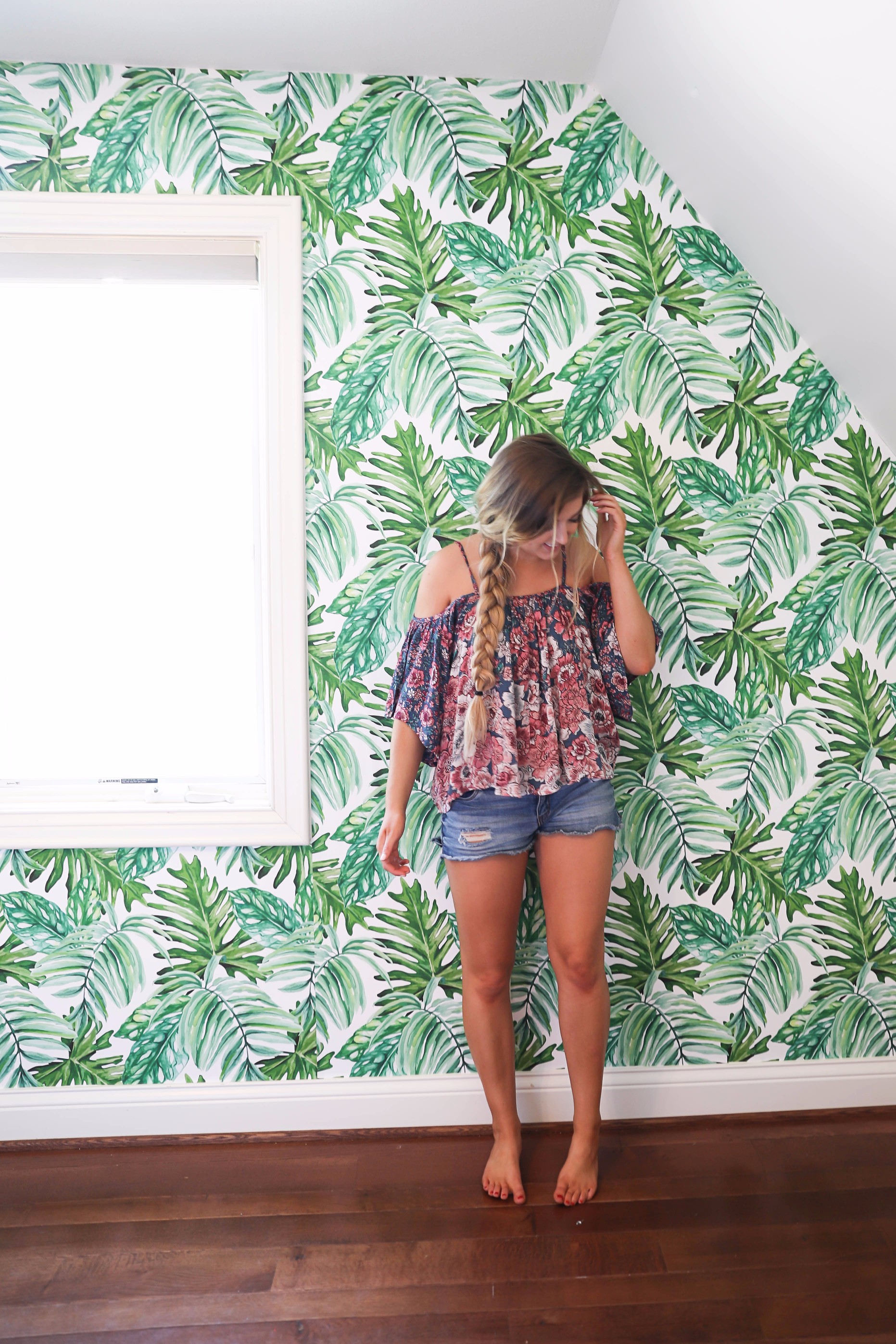 Palm Leaf Wallpaper as a statement wall. Cute palm leaf, tropical decor. Temporary and easy to put up and remove, on the blog daily dose of charm by lauren lindmark