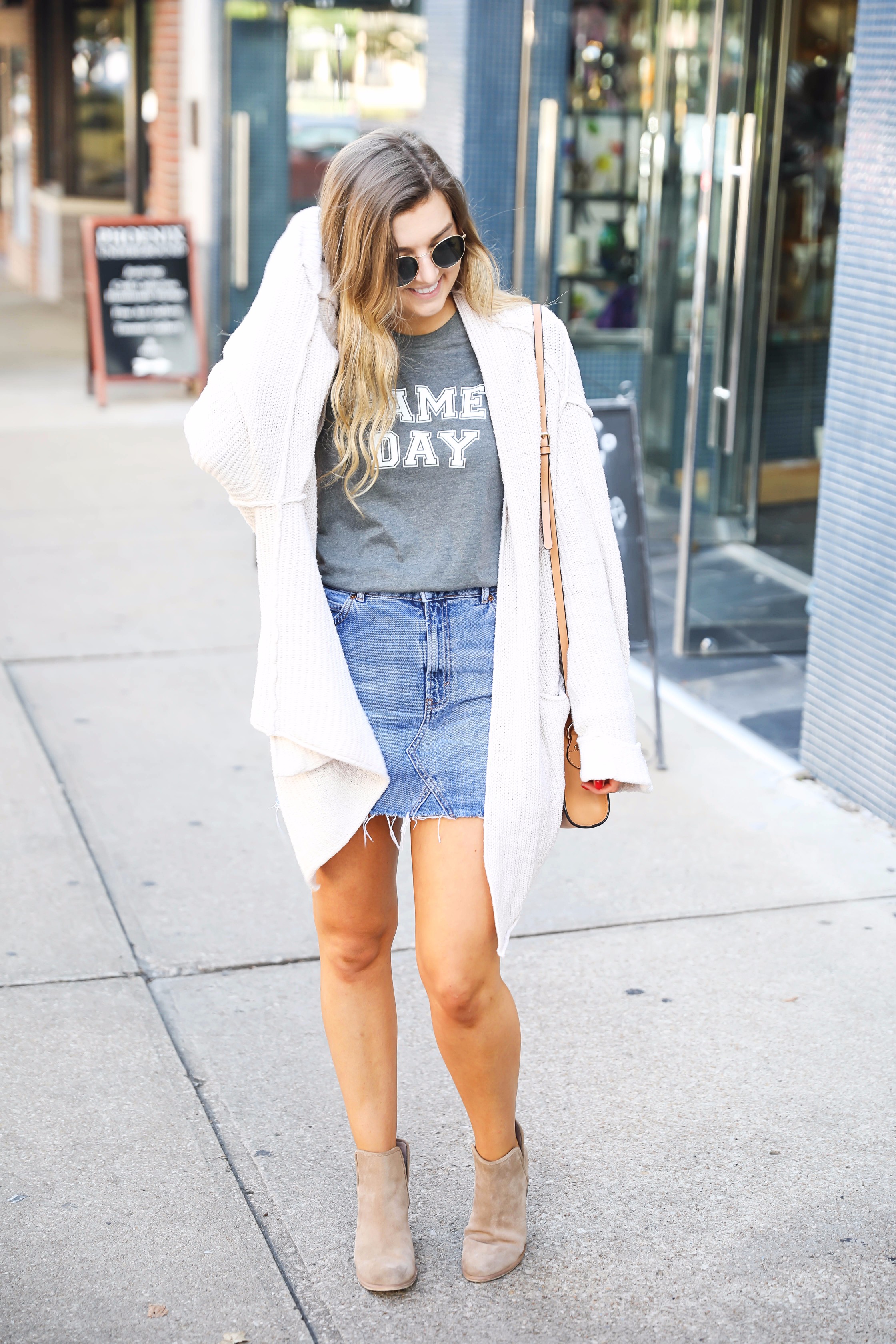 College game day outfit ideas! Perfect outfits to wear to football games for any school. I love this game day tee with this cute jean skirt! Check out the details on fashion blog daily dose of charm by lauren lindmark
