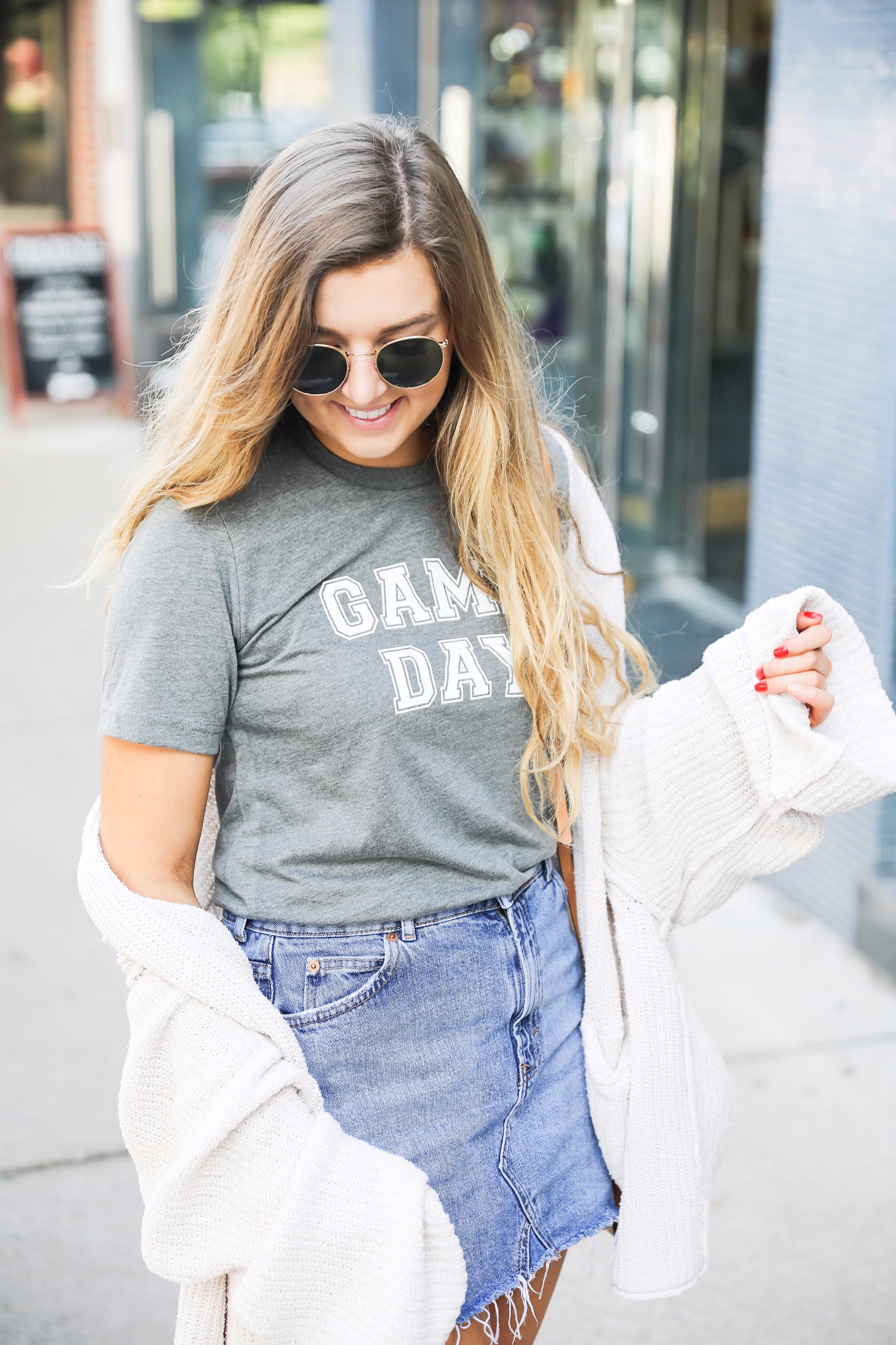 College game day outfit ideas! Perfect outfits to wear to football games for any school. I love this game day tee with this cute jean skirt! Check out the details on fashion blog daily dose of charm by lauren lindmark