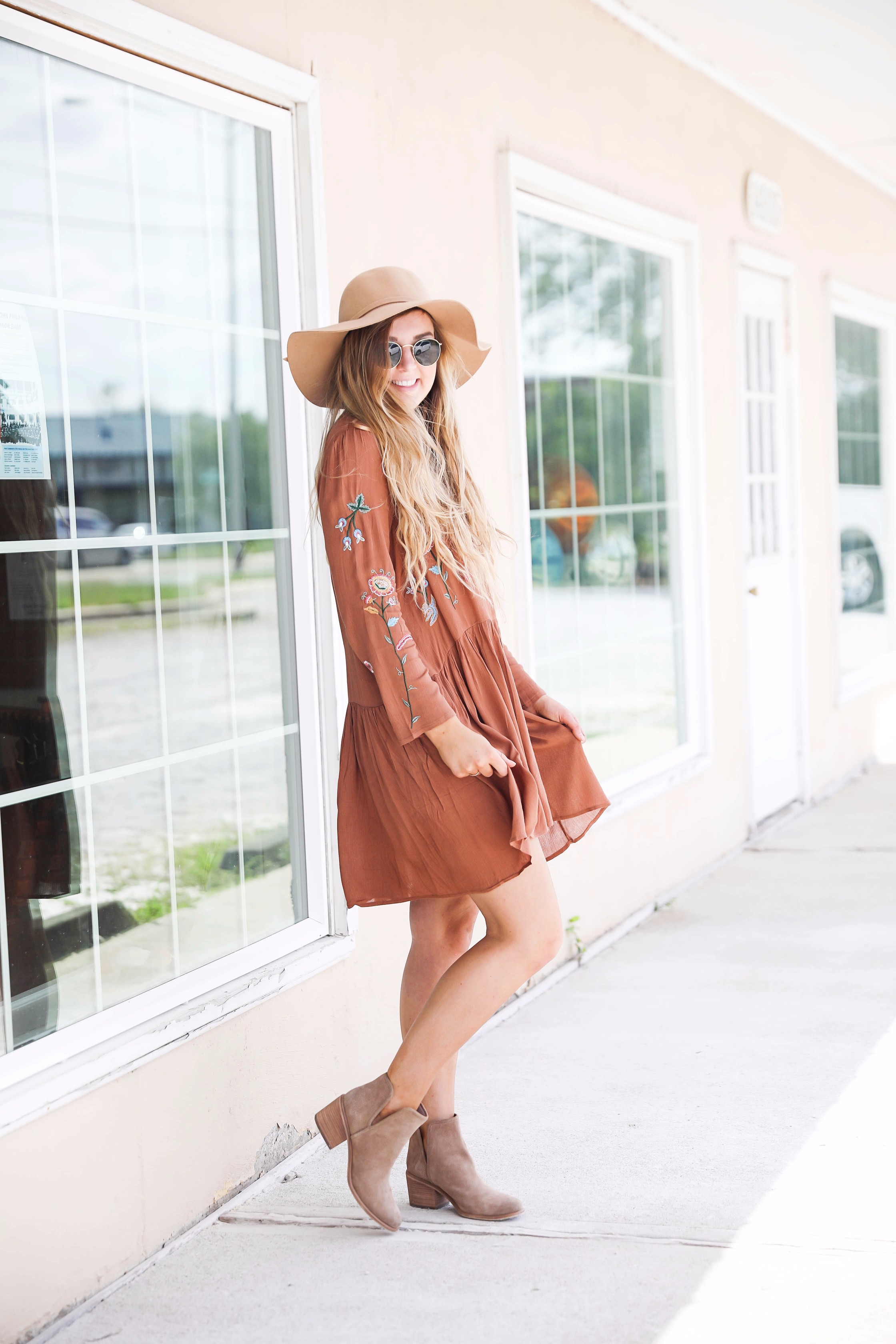 Embroidered dress for fall! I love the cute fall color of the dress too! This outfit is super cute for the fall months! By fashion blogger lauren lindmark on daily dose of charm