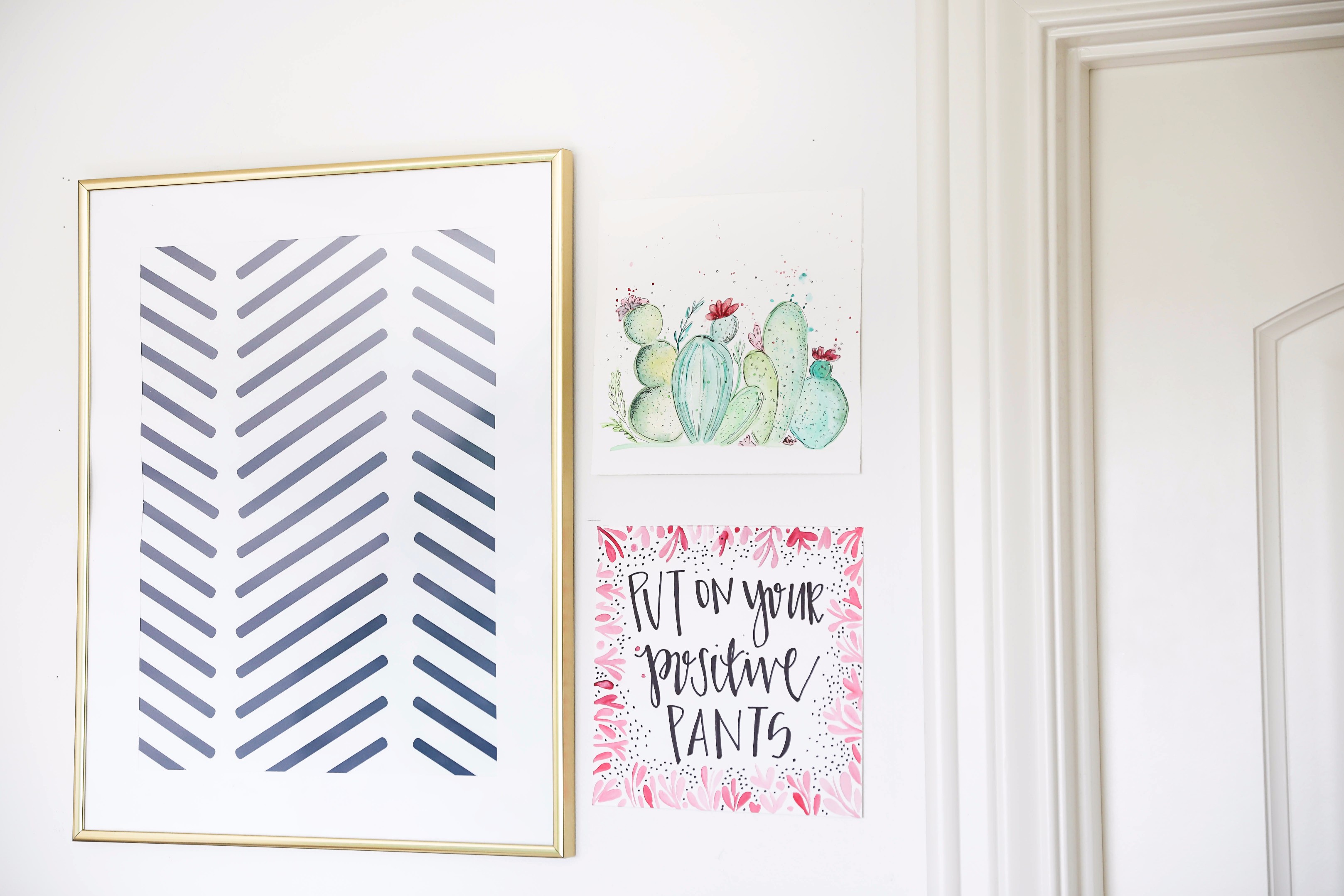Palm leaf room tour! The perfect summer room decor is up this cute blog! I can't get enough of the palm leaves, tropical decor! Check out all the details on fashion and design blog daily dose of charm by lauren lindmark