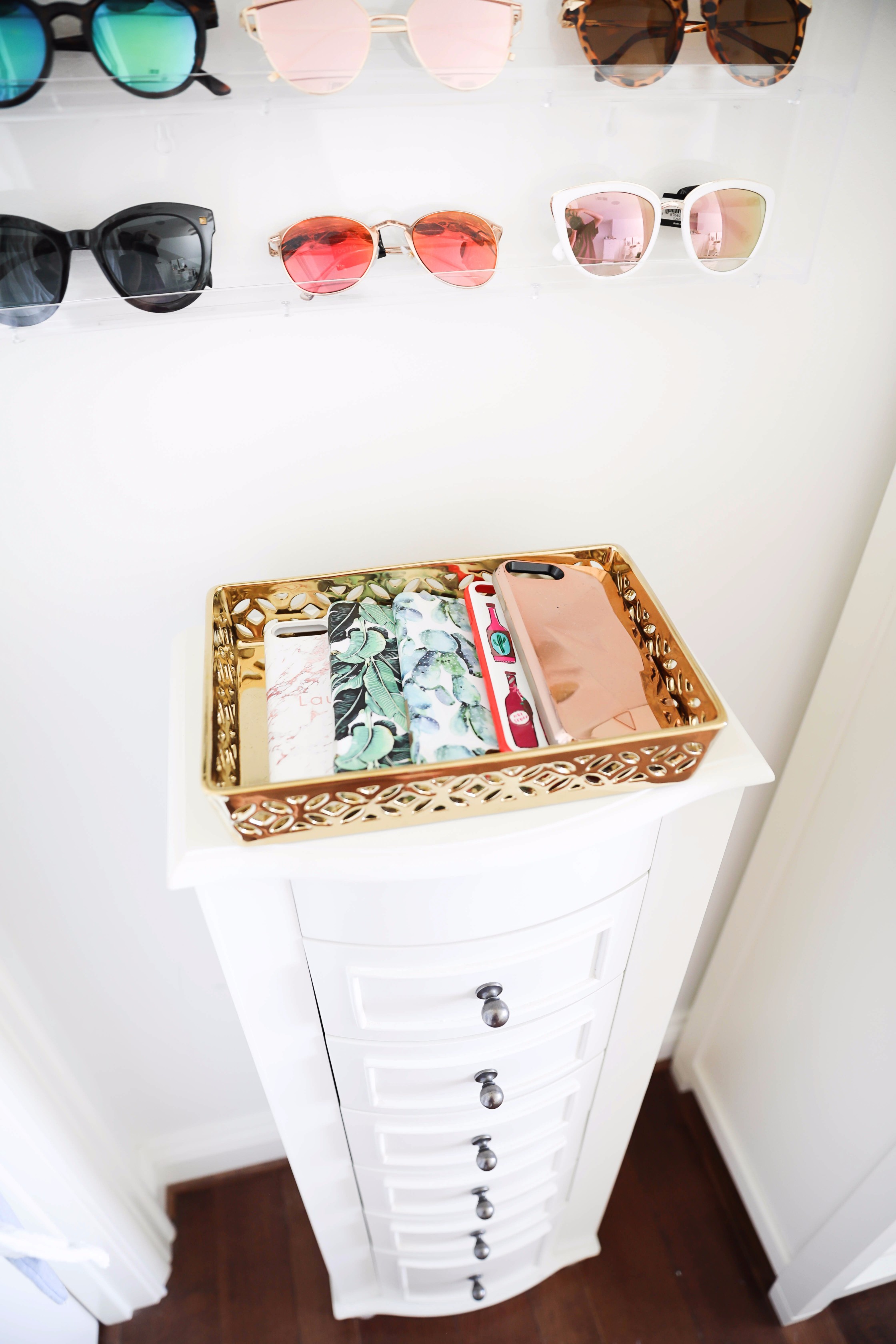 Palm leaf room tour! The perfect summer room decor is up this cute blog! I can't get enough of the palm leaves, tropical decor! Check out all the details on fashion and design blog daily dose of charm by lauren lindmark