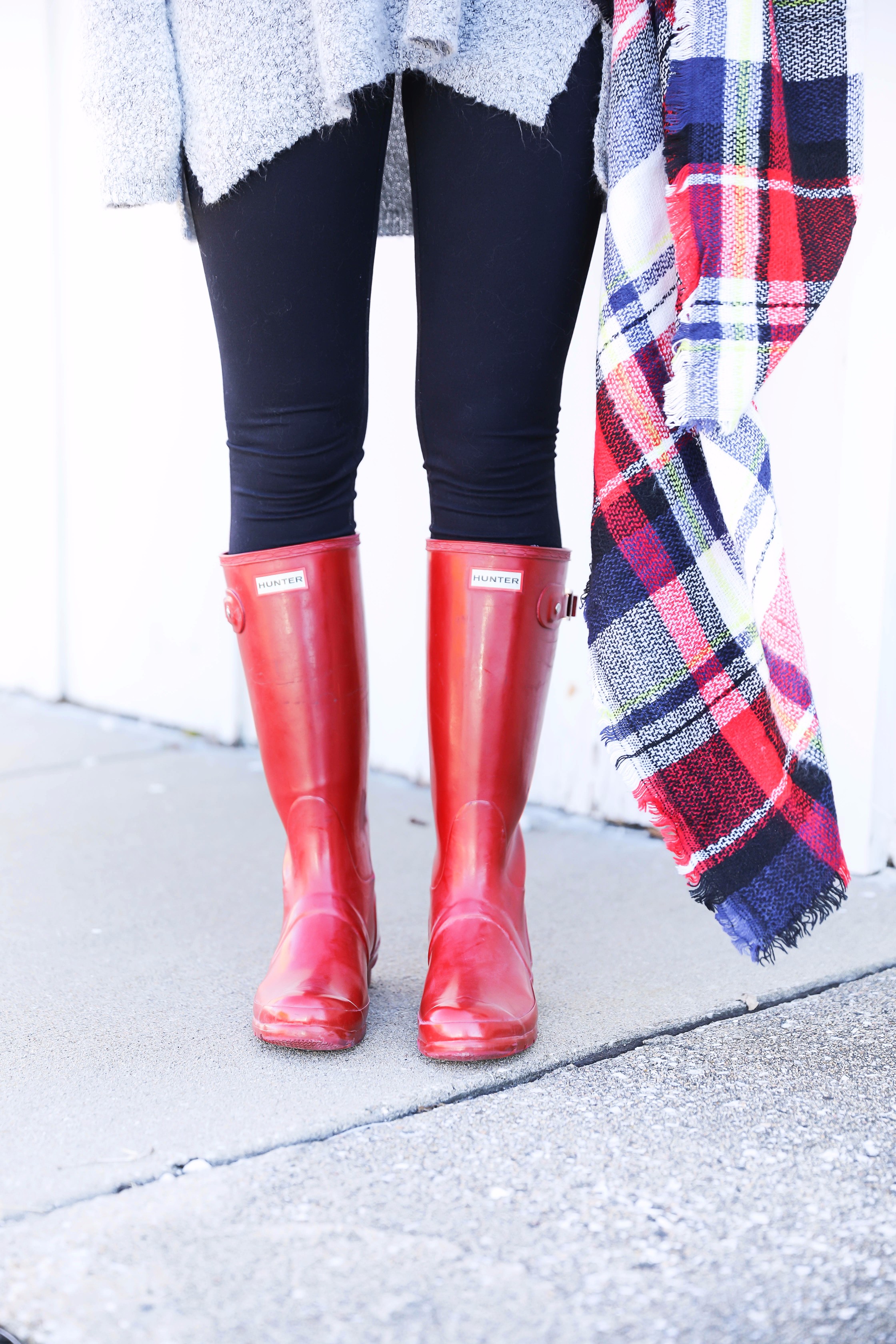 How to tie blanket scarves! This cute Marley Lilly Monogrammed Boyfriend Sweater and ilymix scarf make for the cutest fall outfit! Find all the details on fashion blog daily dose of charm by Lauren Lindmark