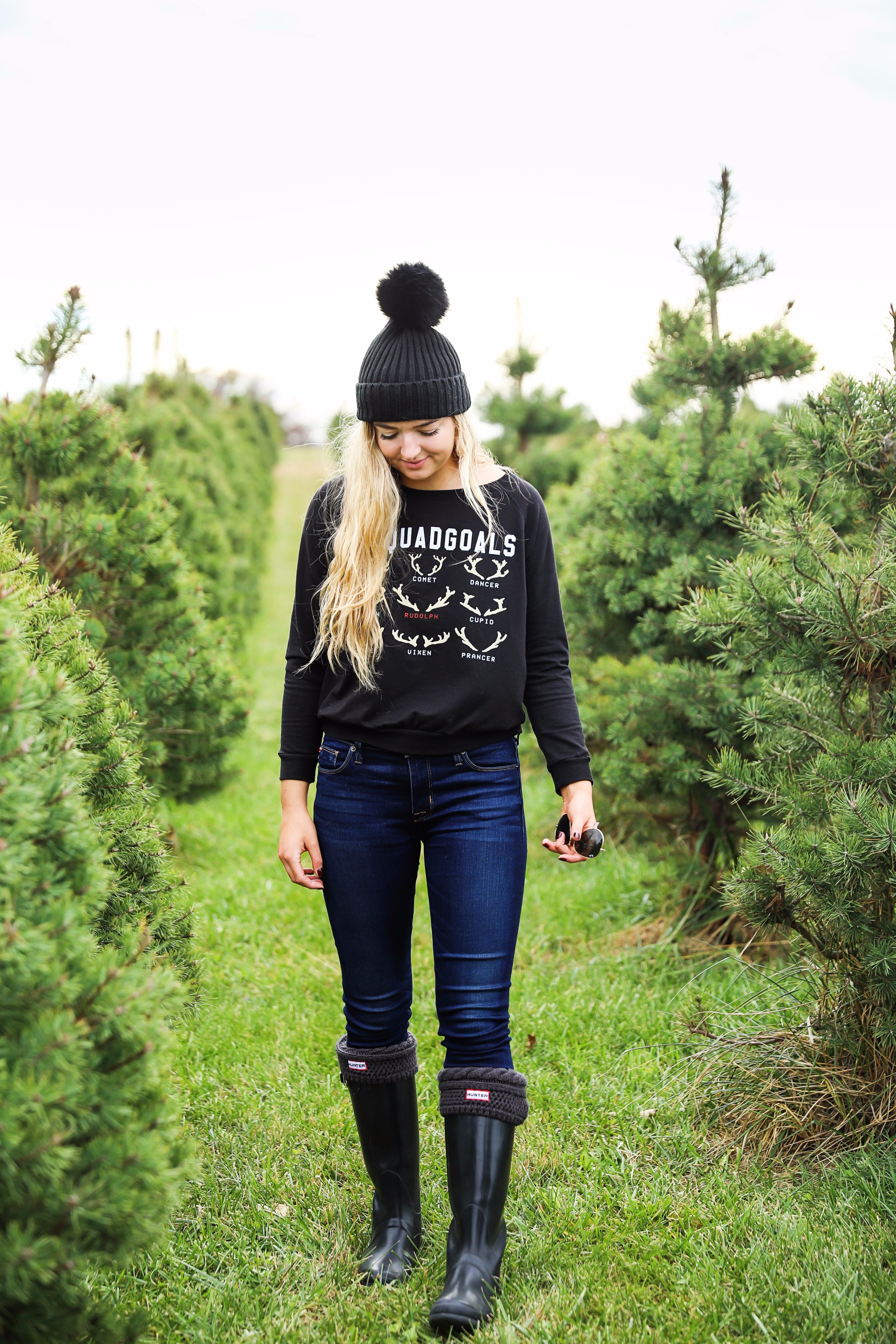 Christmas tree farm outfit idea! Squad goals with the reindeers shirt! Details on fashion blog daily dose of charm by lauren lindmark