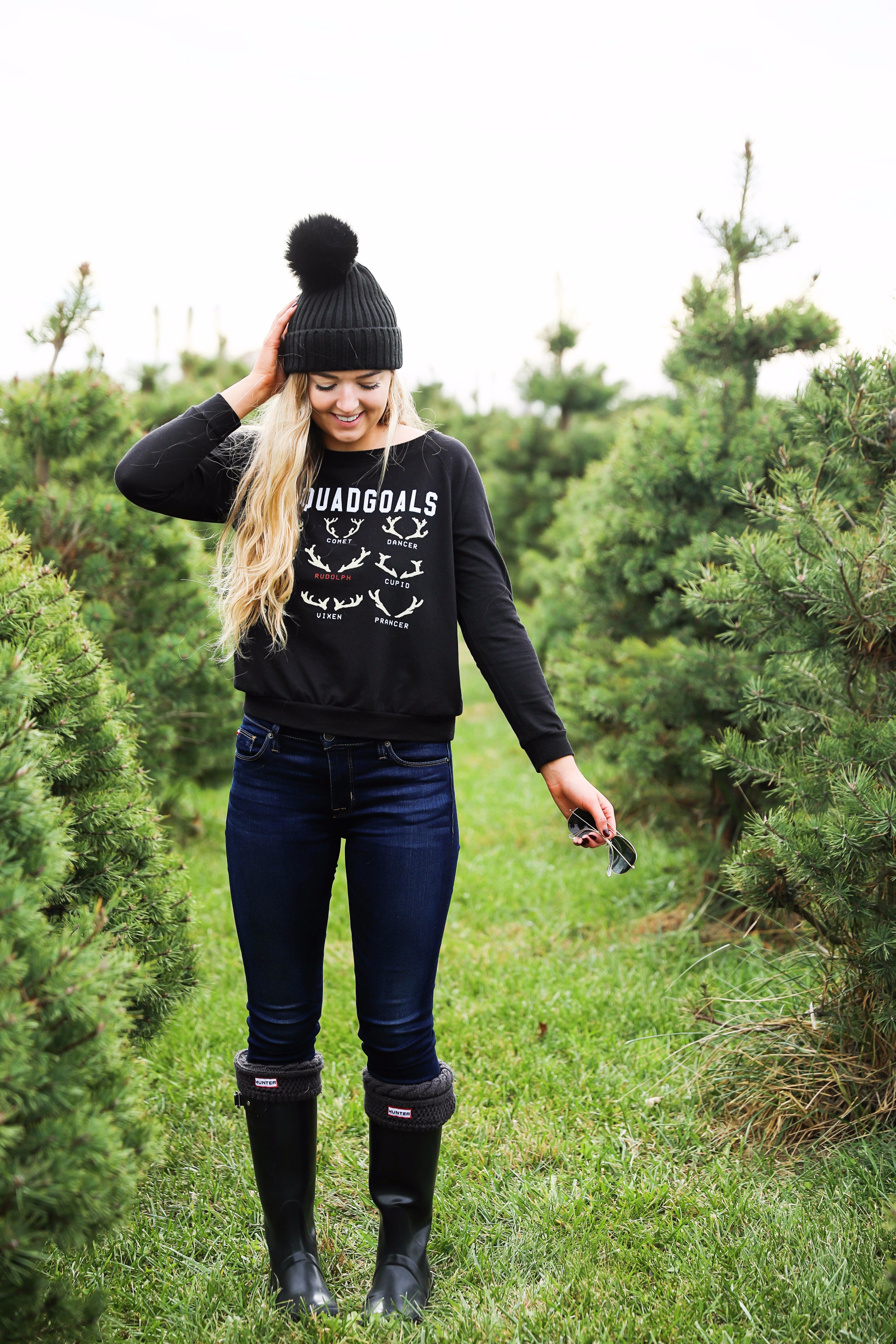 Christmas tree farm outfit idea! Squad goals with the reindeers shirt! Details on fashion blog daily dose of charm by lauren lindmark