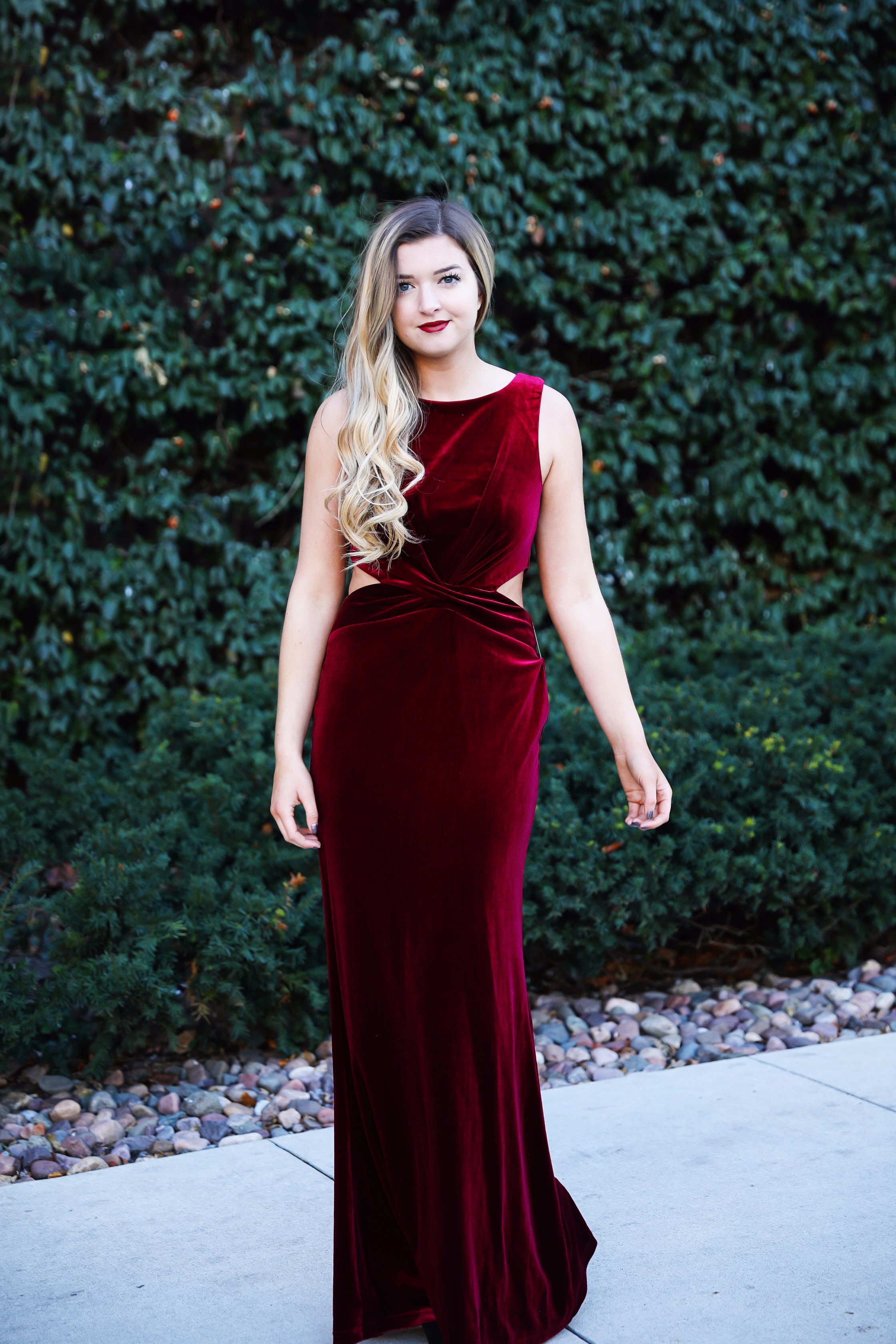 Holiday party dress idea! I love this elegant red velvet maxi dress, perfect for christmas coctail dress! Details on fashion blog daily dose of charm by lauren lindmark