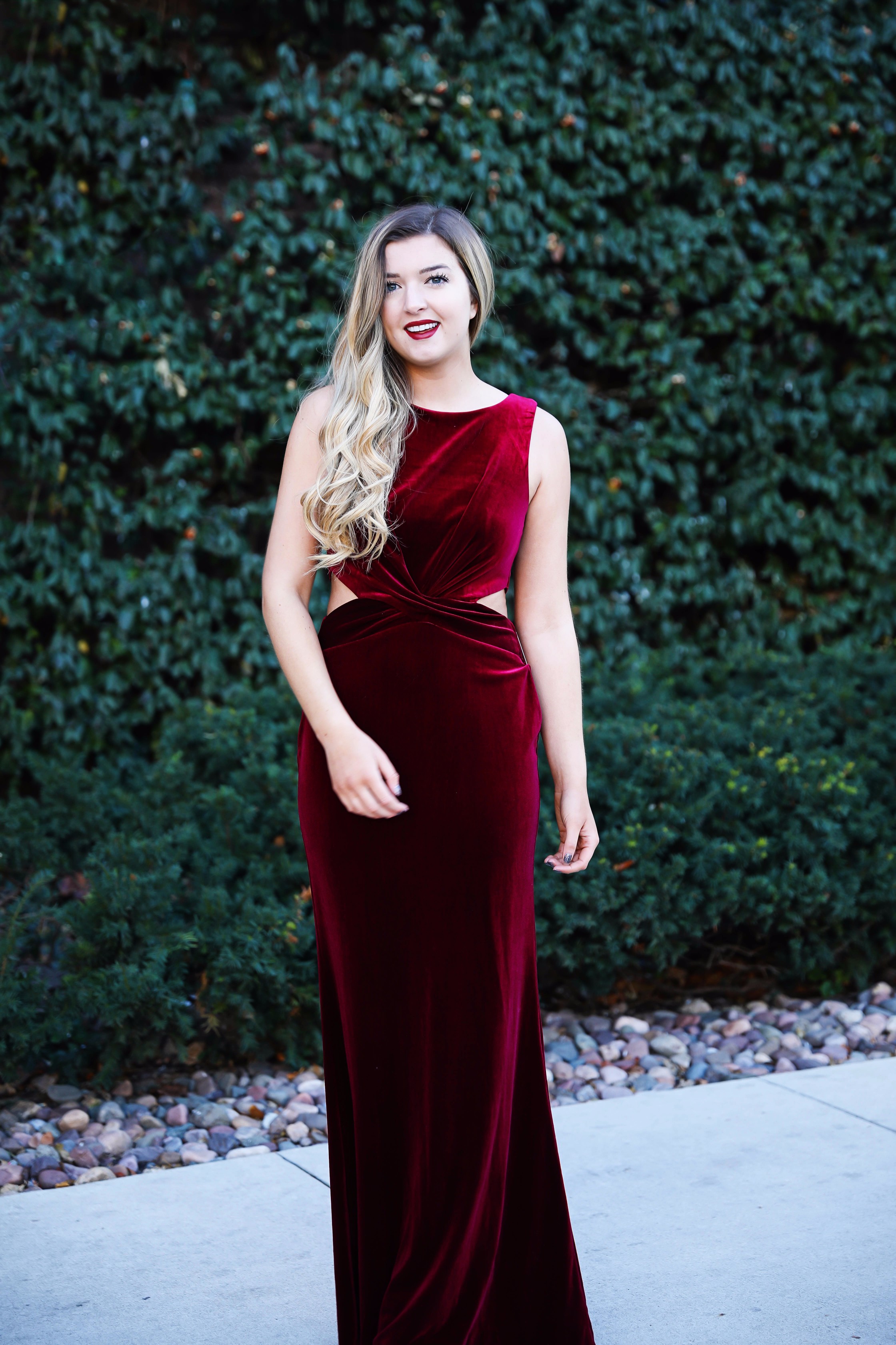 Holiday party dress idea! I love this elegant red velvet maxi dress, perfect for christmas coctail dress! Details on fashion blog daily dose of charm by lauren lindmark