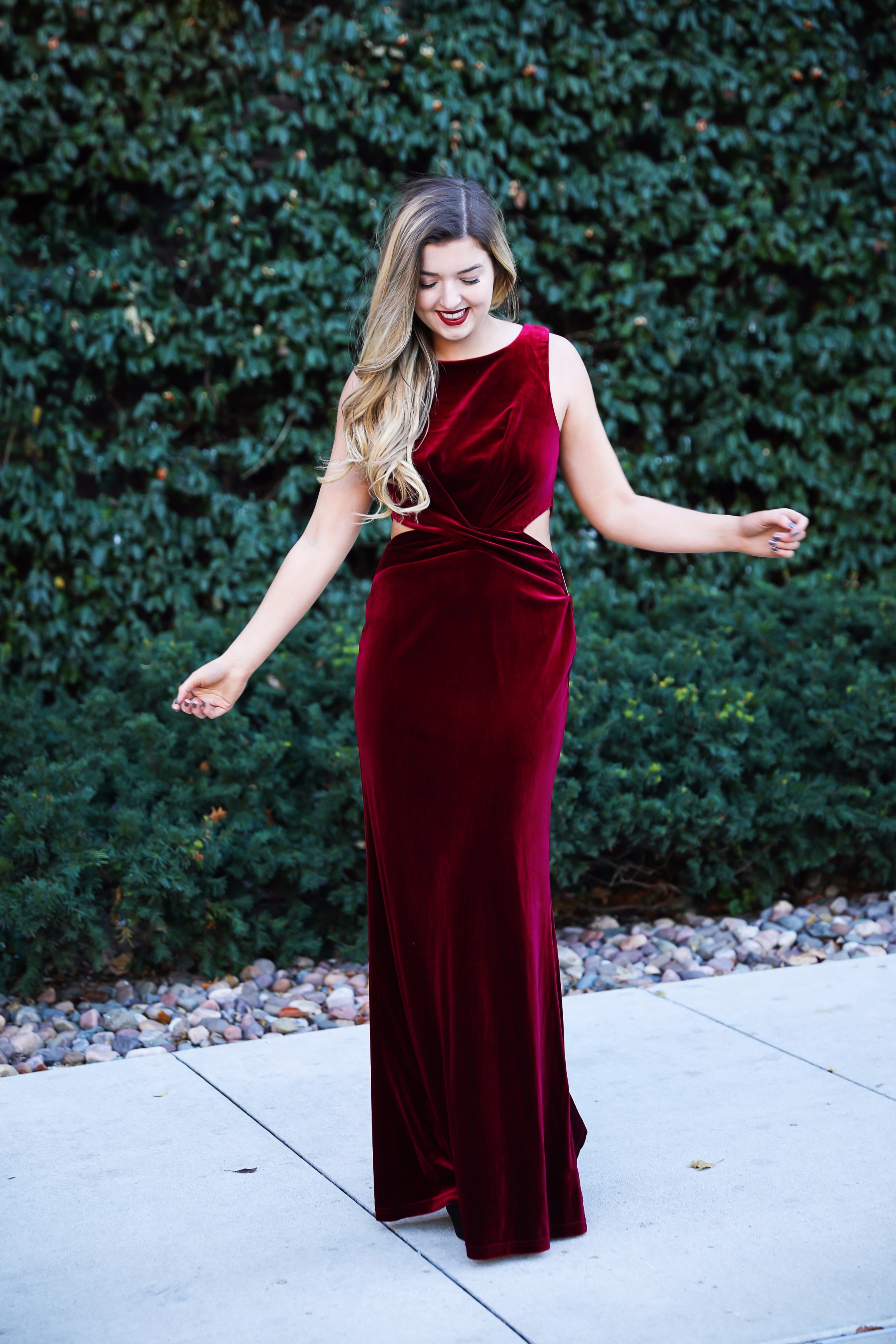 Holiday party dress idea! I love this elegant red velvet maxi dress, perfect for christmas coctail dress! Details on fashion blog daily dose of charm by lauren lindmark