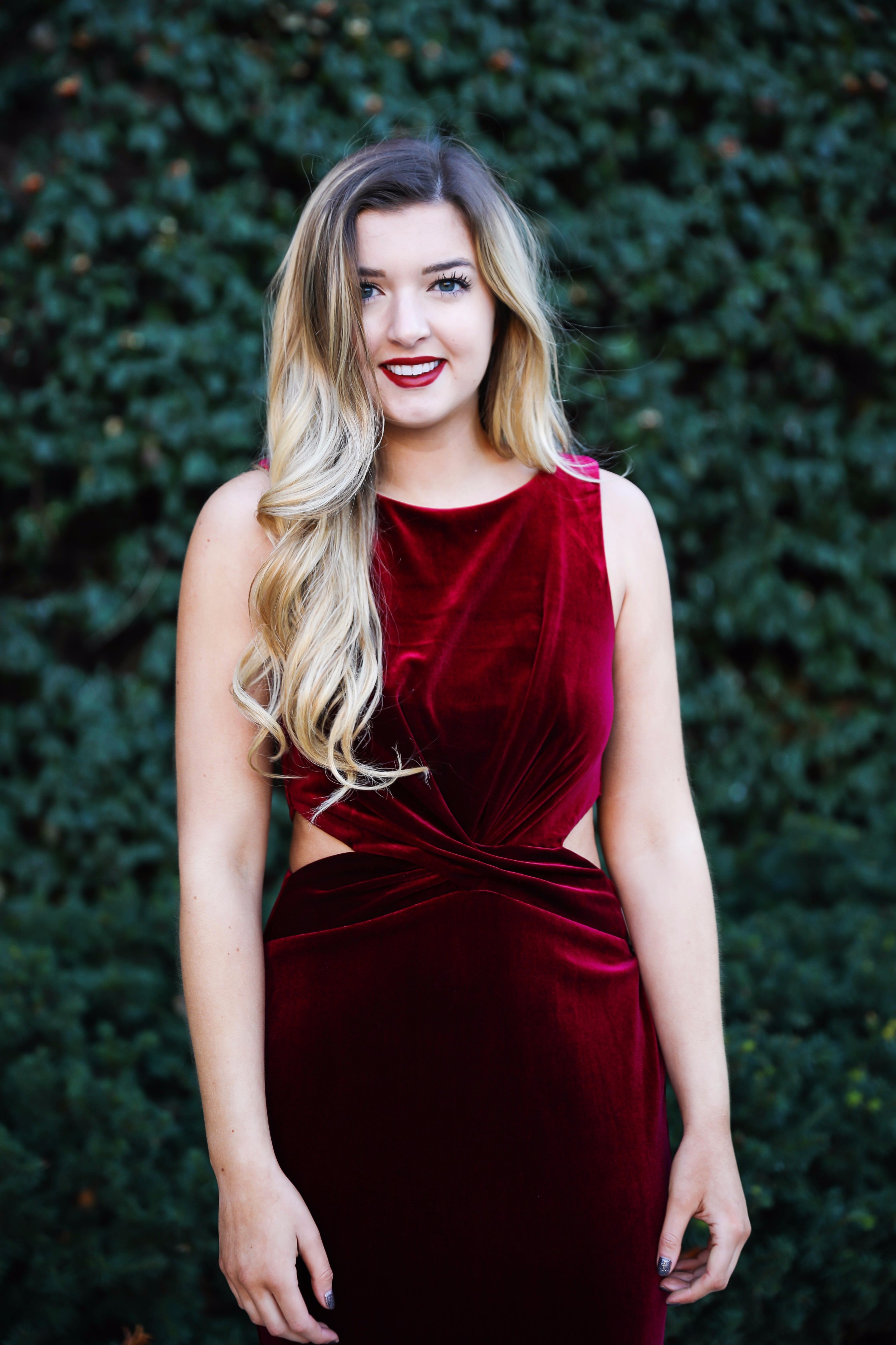 Holiday party dress idea! I love this elegant red velvet maxi dress, perfect for christmas coctail dress! Details on fashion blog daily dose of charm by lauren lindmark