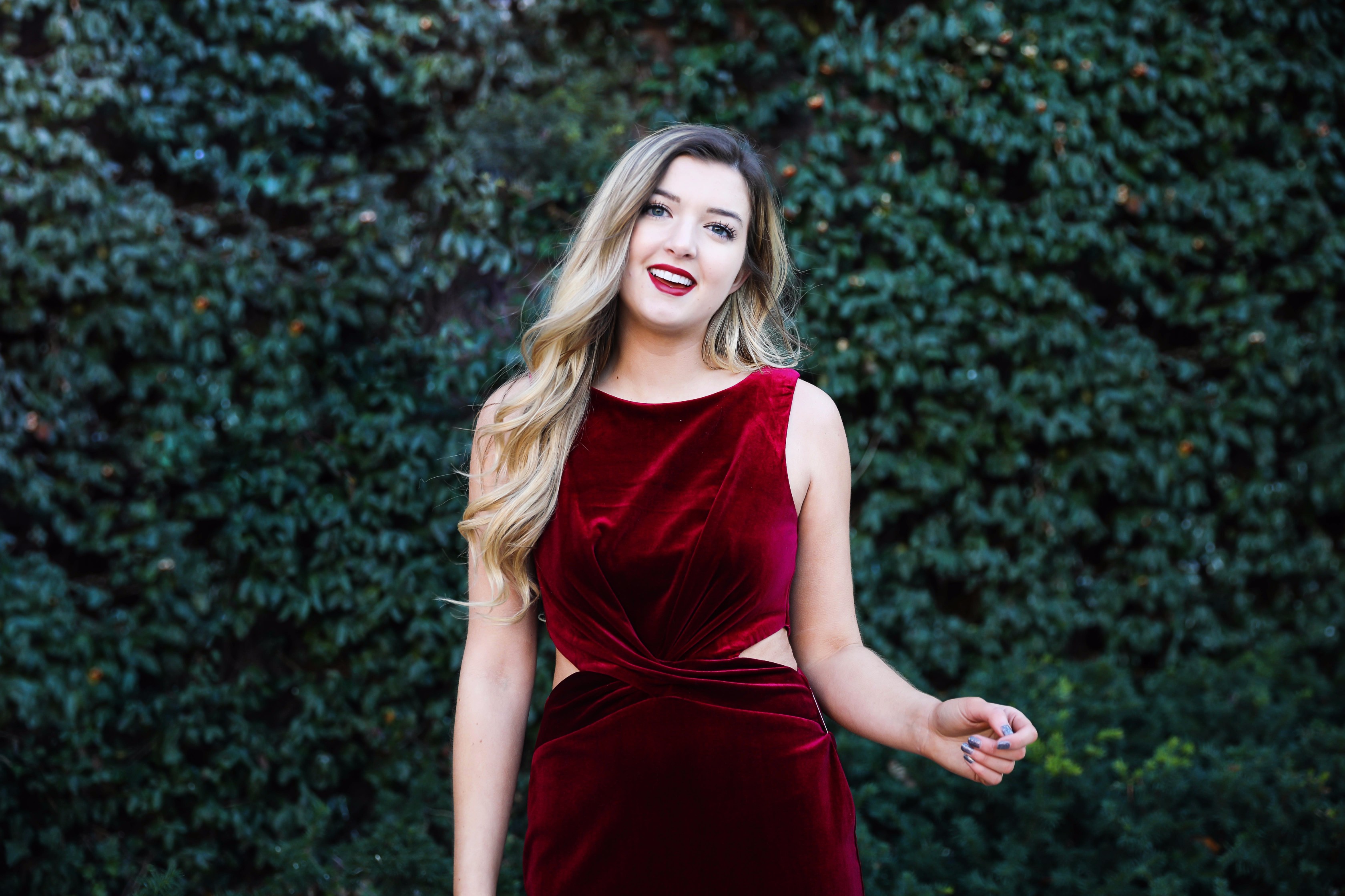 Holiday party dress idea! I love this elegant red velvet maxi dress, perfect for christmas coctail dress! Details on fashion blog daily dose of charm by lauren lindmark