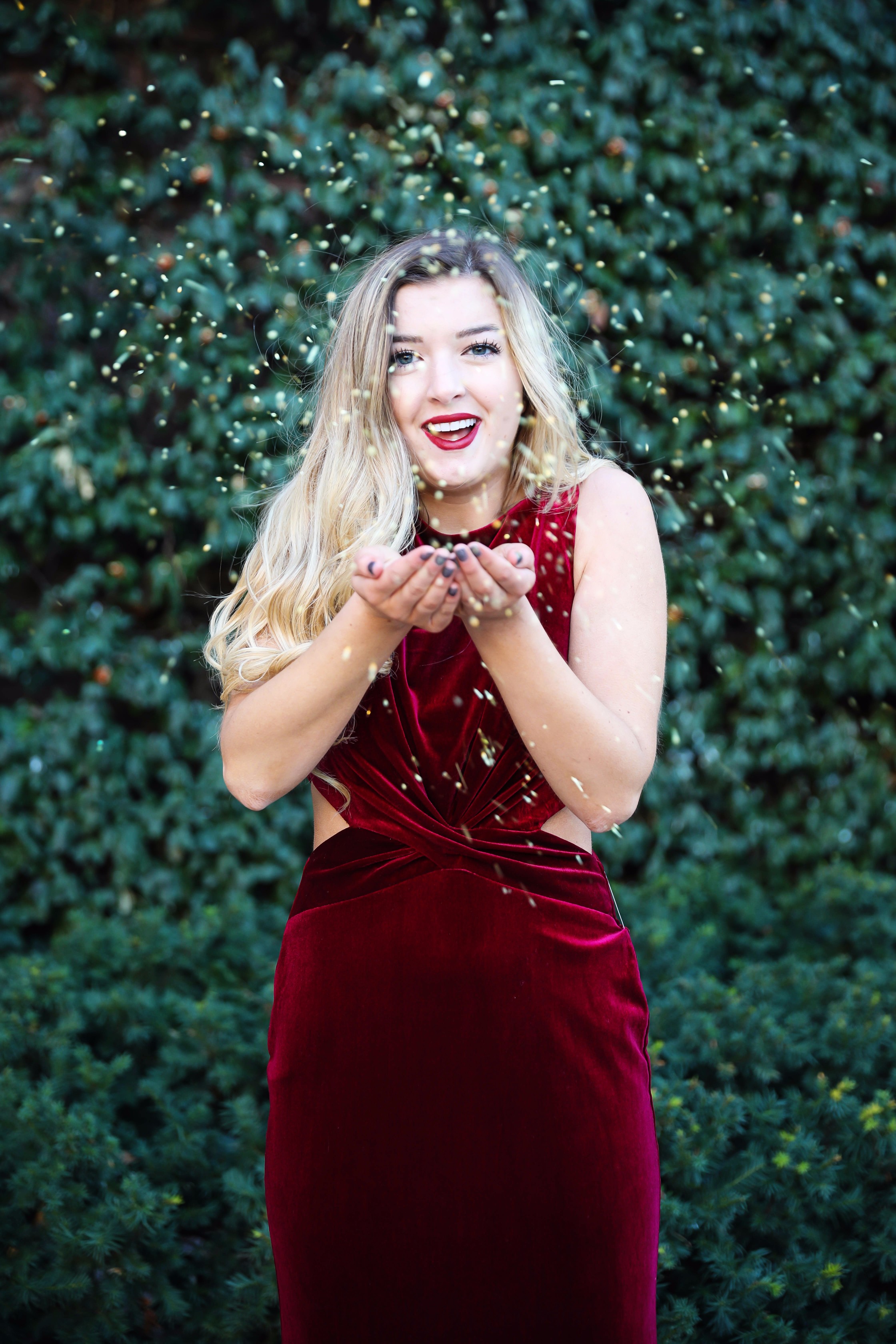 Holiday party dress idea! I love this elegant red velvet maxi dress, perfect for christmas coctail dress! Details on fashion blog daily dose of charm by lauren lindmark