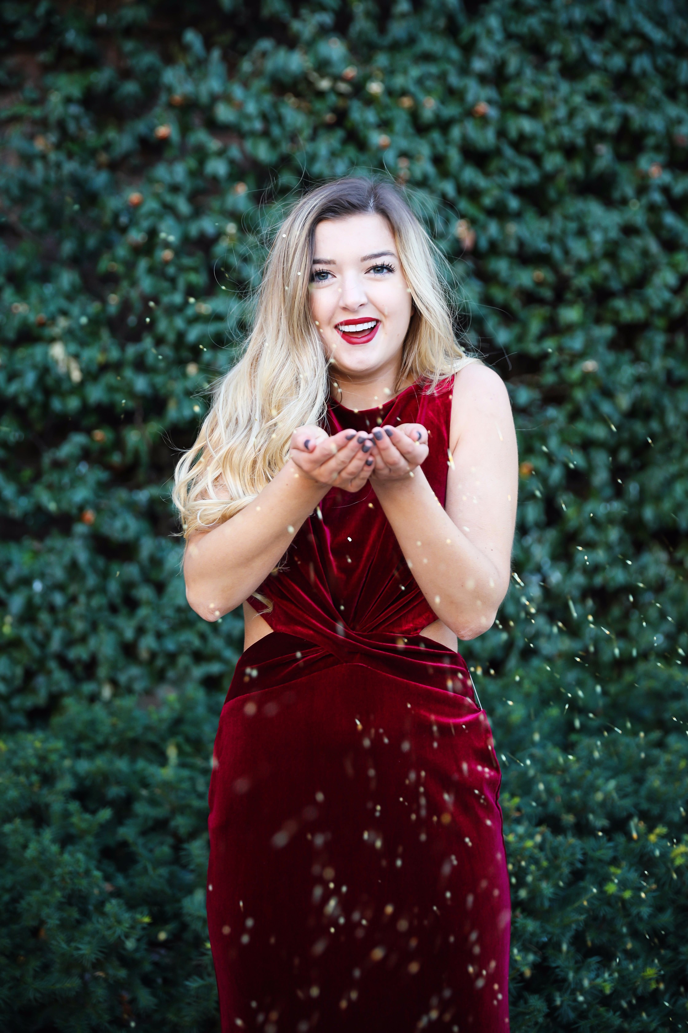 Holiday party dress idea! I love this elegant red velvet maxi dress, perfect for christmas coctail dress! Details on fashion blog daily dose of charm by lauren lindmark