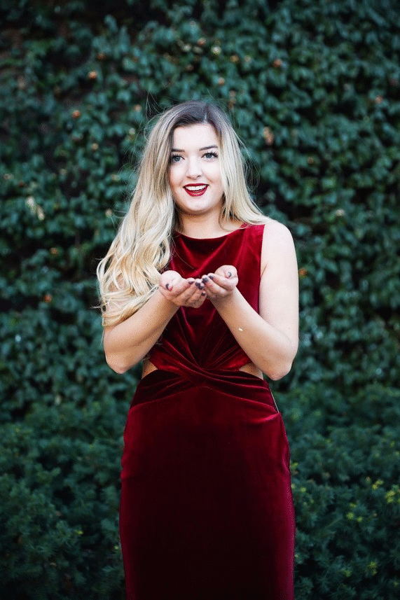 Holiday party dress idea! I love this elegant red velvet maxi dress, perfect for christmas coctail dress! Details on fashion blog daily dose of charm by lauren lindmark