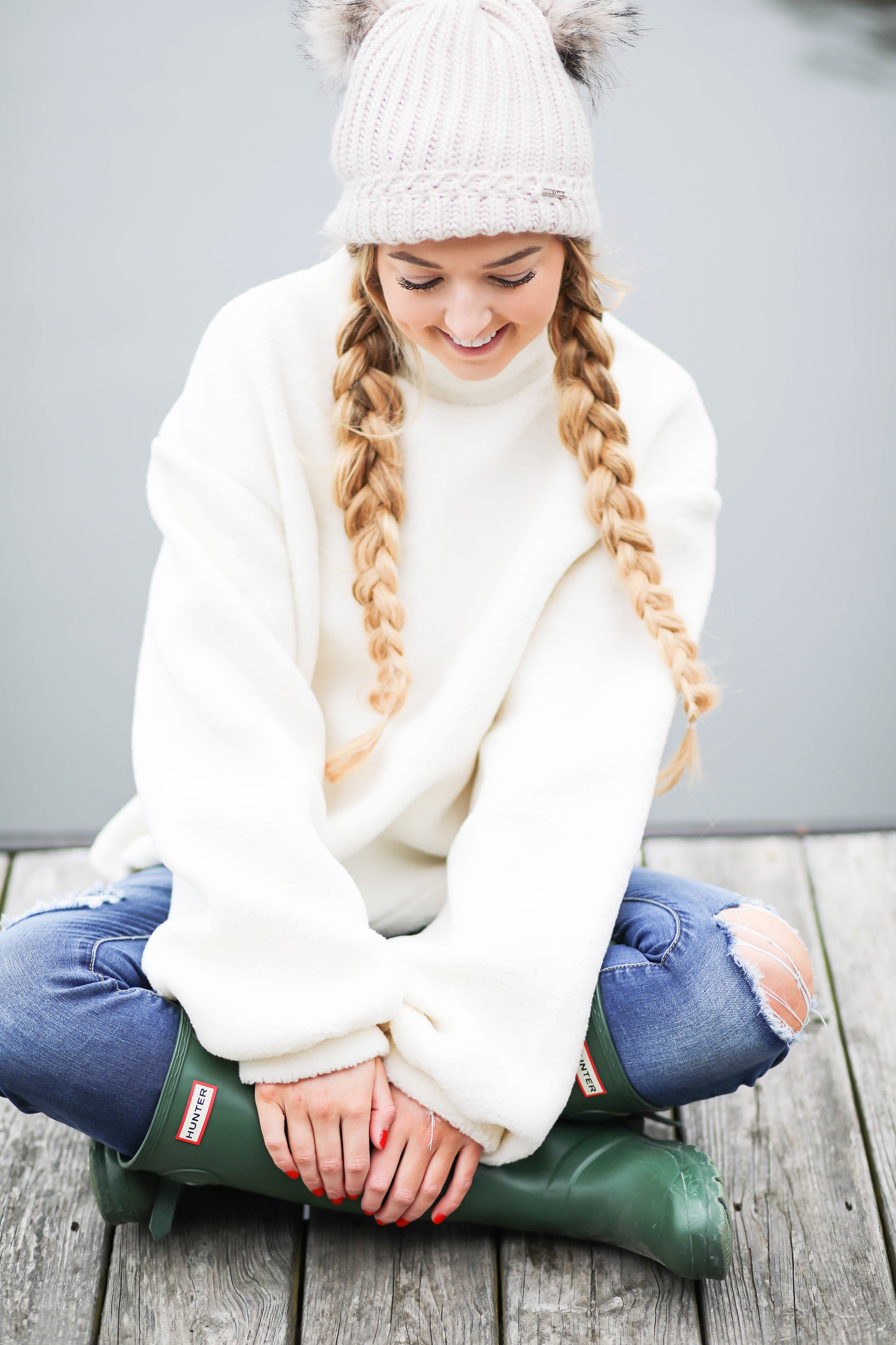 Cozy soft sweater and pom pom beanie! How to wear your hair with a beanie! Beanie hairstyle ideas! Get the details on fashion blog daily dose of charm by lauren lindmark