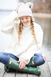 Cozy soft sweater and pom pom beanie! How to wear your hair with a beanie! Beanie hairstyle ideas! Get the details on fashion blog daily dose of charm by lauren lindmark