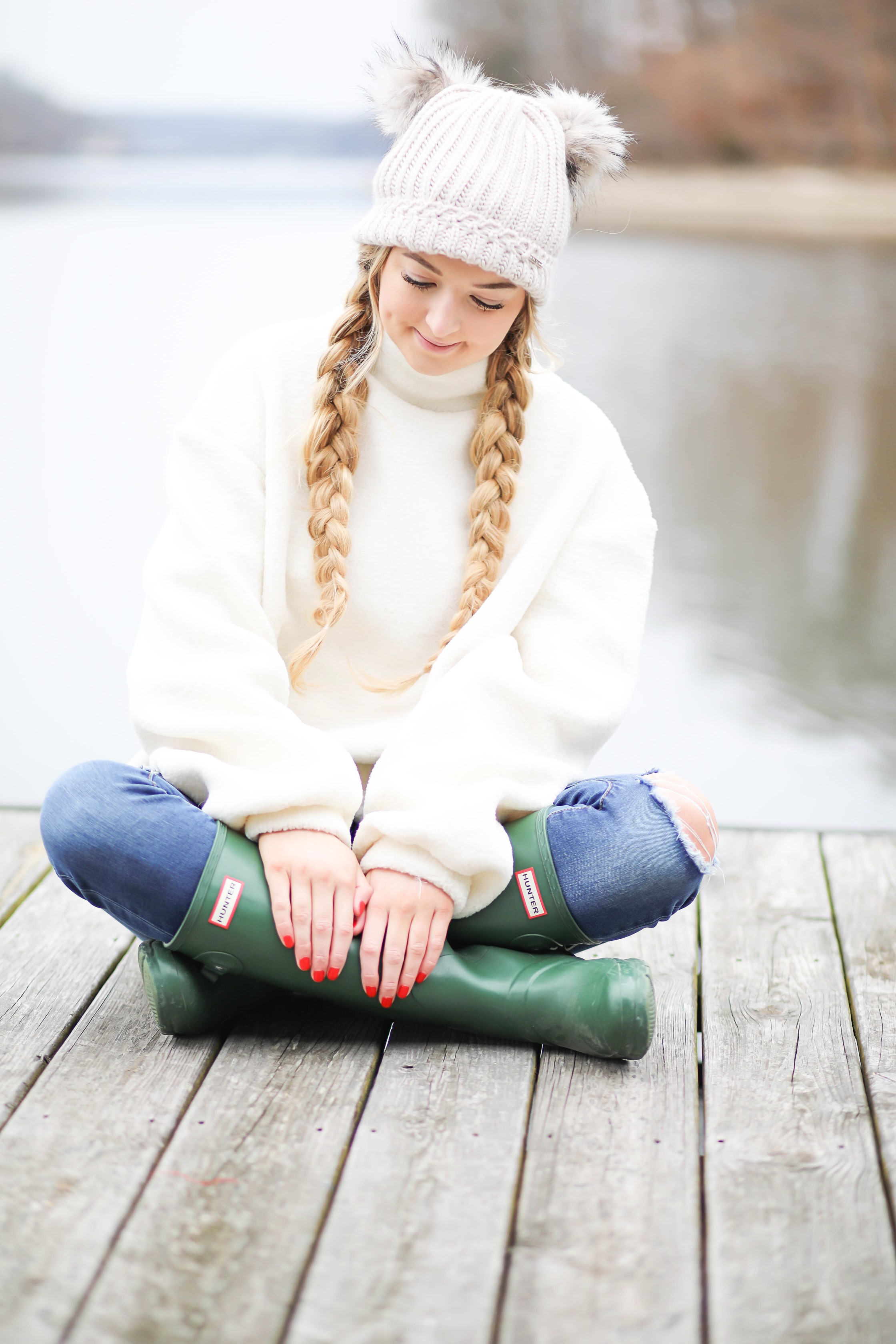 Cozy soft sweater and pom pom beanie! How to wear your hair with a beanie! Beanie hairstyle ideas! Get the details on fashion blog daily dose of charm by lauren lindmark