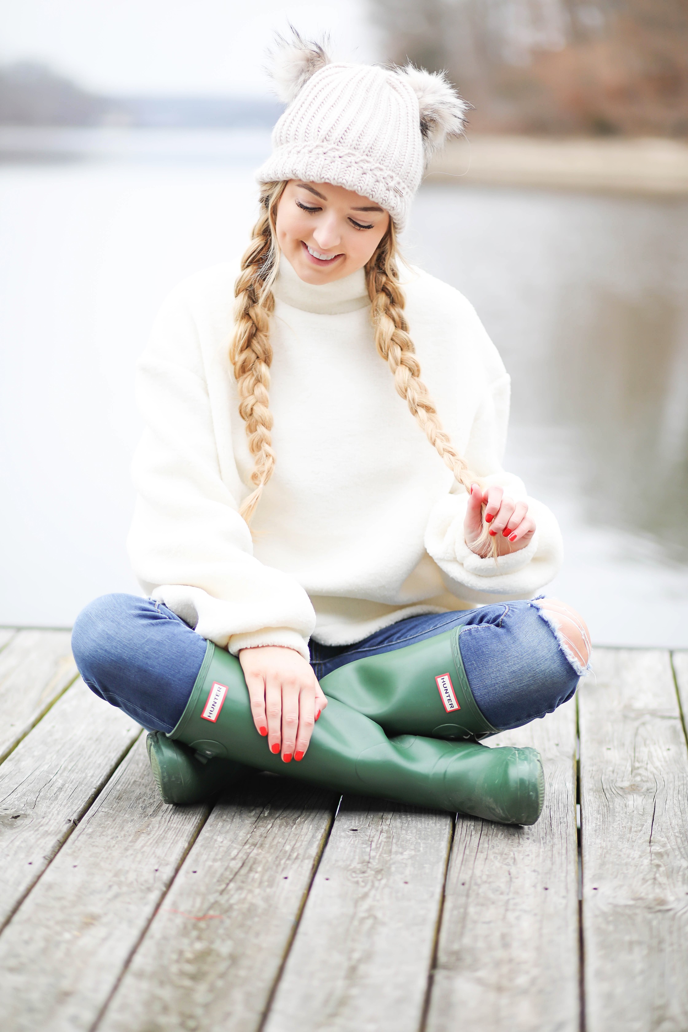 Cozy soft sweater and pom pom beanie! How to wear your hair with a beanie! Beanie hairstyle ideas! Get the details on fashion blog daily dose of charm by lauren lindmark