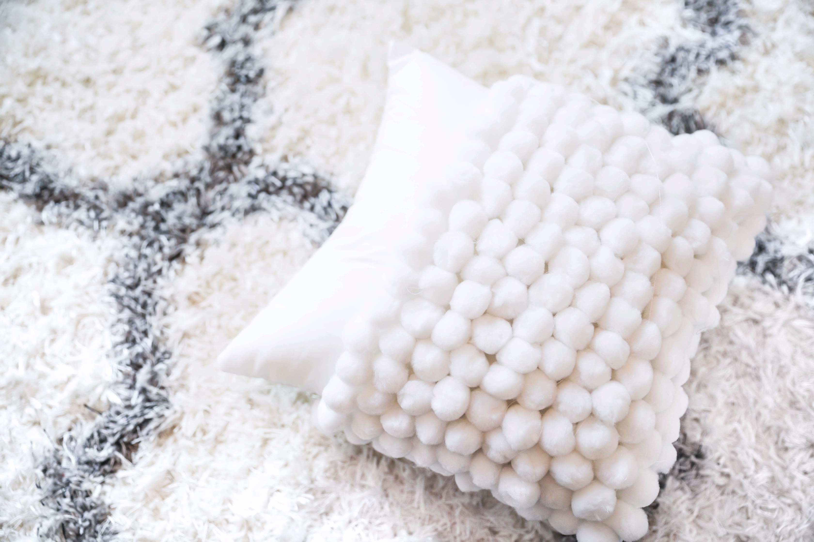 Holiday DIY decor! Learn how to make DIY snowball ornaments, tassel ornaments, pom pom ornaments, pom pom pillows, and pom pom garlands! Details on daily dose of charm lauren lindmark