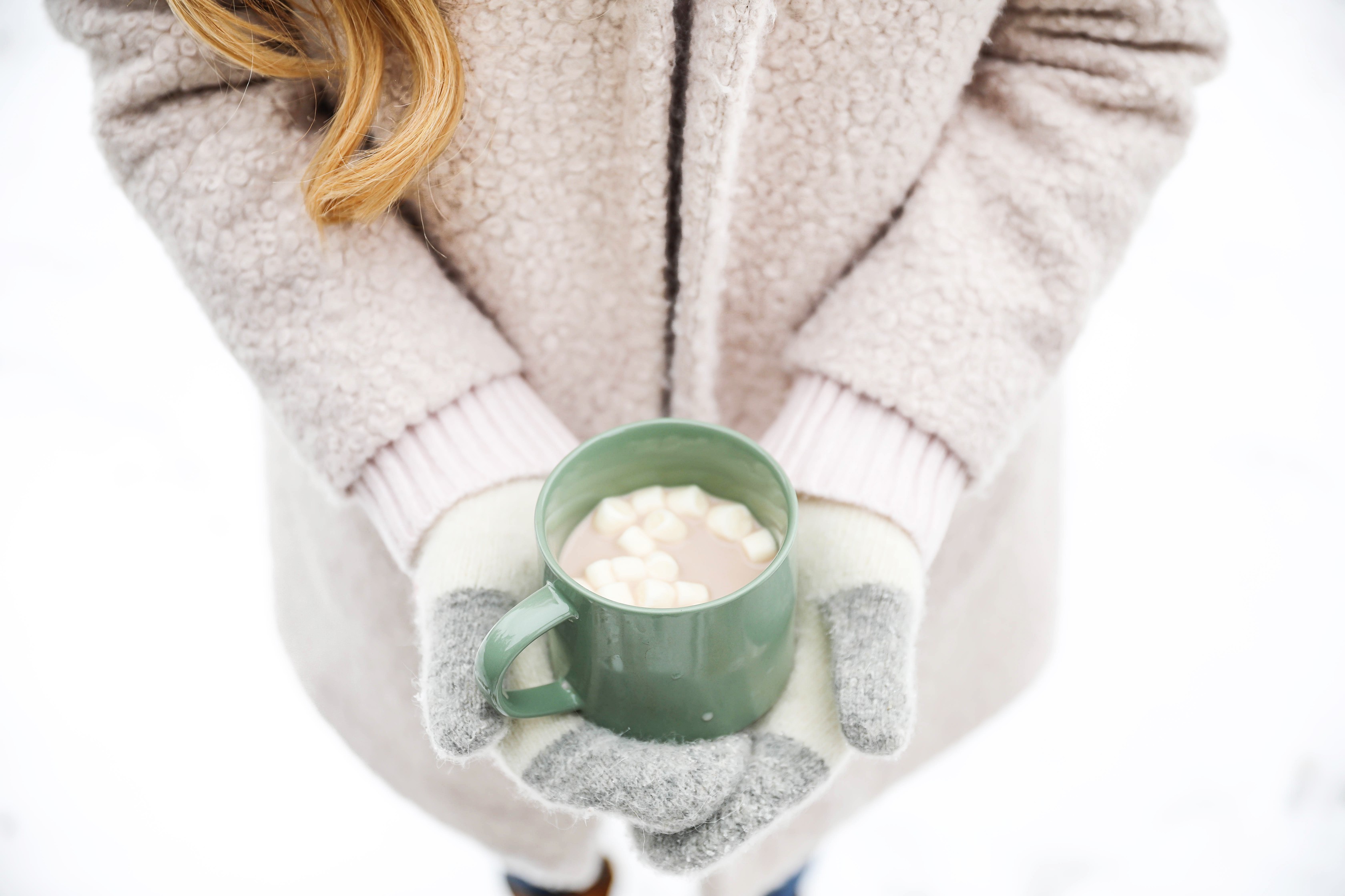 Cozy winter photo holding hot cocoa with mittens! How to protect your hands from the cold and snow! Tips for dry hand and cracked hands! Details on fashion blog daily dose of charm by lauren lindmark