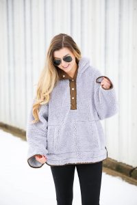 Free People Sweatshirt! I love this cozy grey pullover, it is so soft and comy! Get these casual outfit details on fashion blog daily dose of charm by lauren lindmark