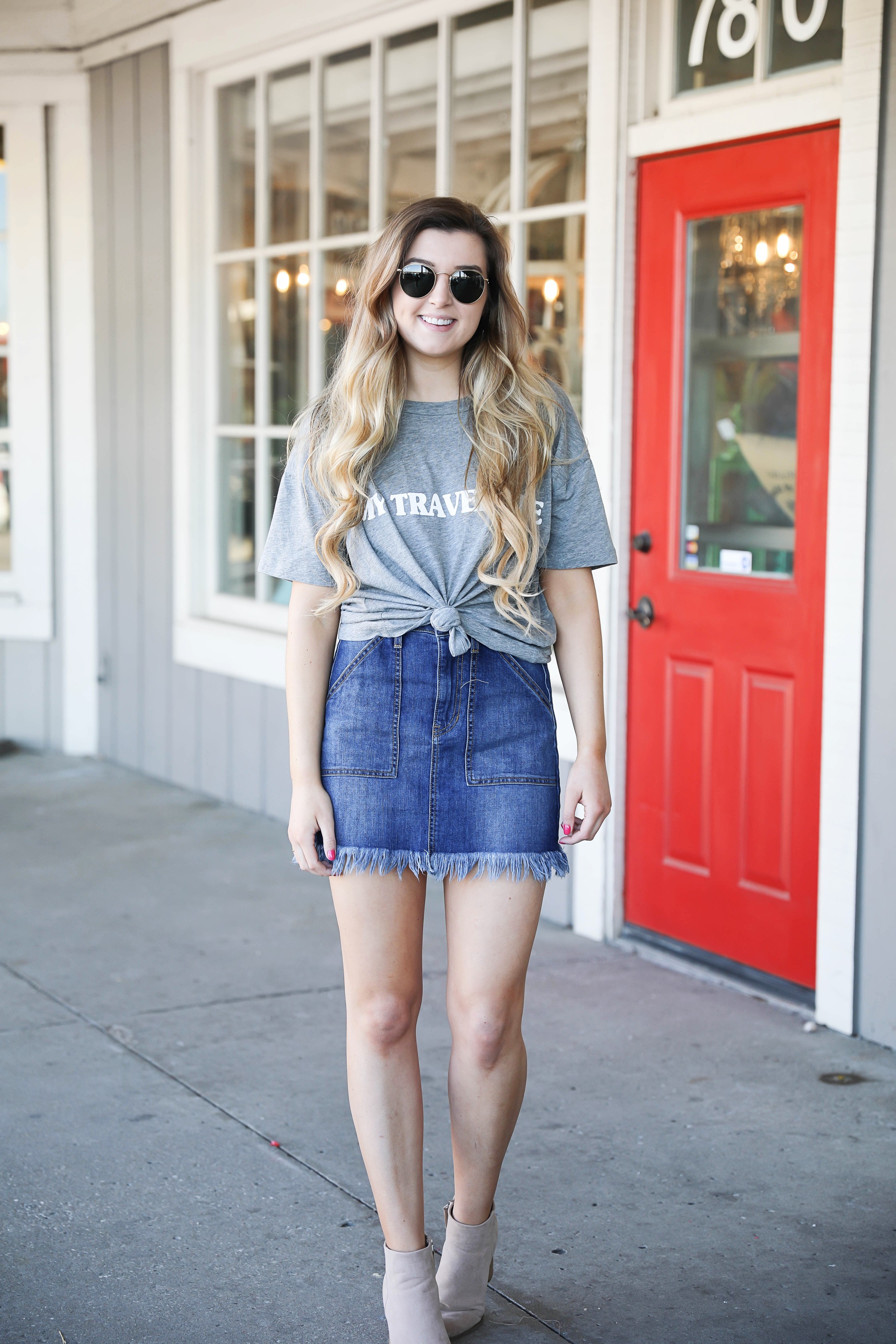 Show Me your mumu grey travel tee! This is such a cute travel tshirt! Not to mention, this jean skirt is adorable! I love how the jean skirt is frayed! Details on fashion blog daily dose of charm by lauren lindmark