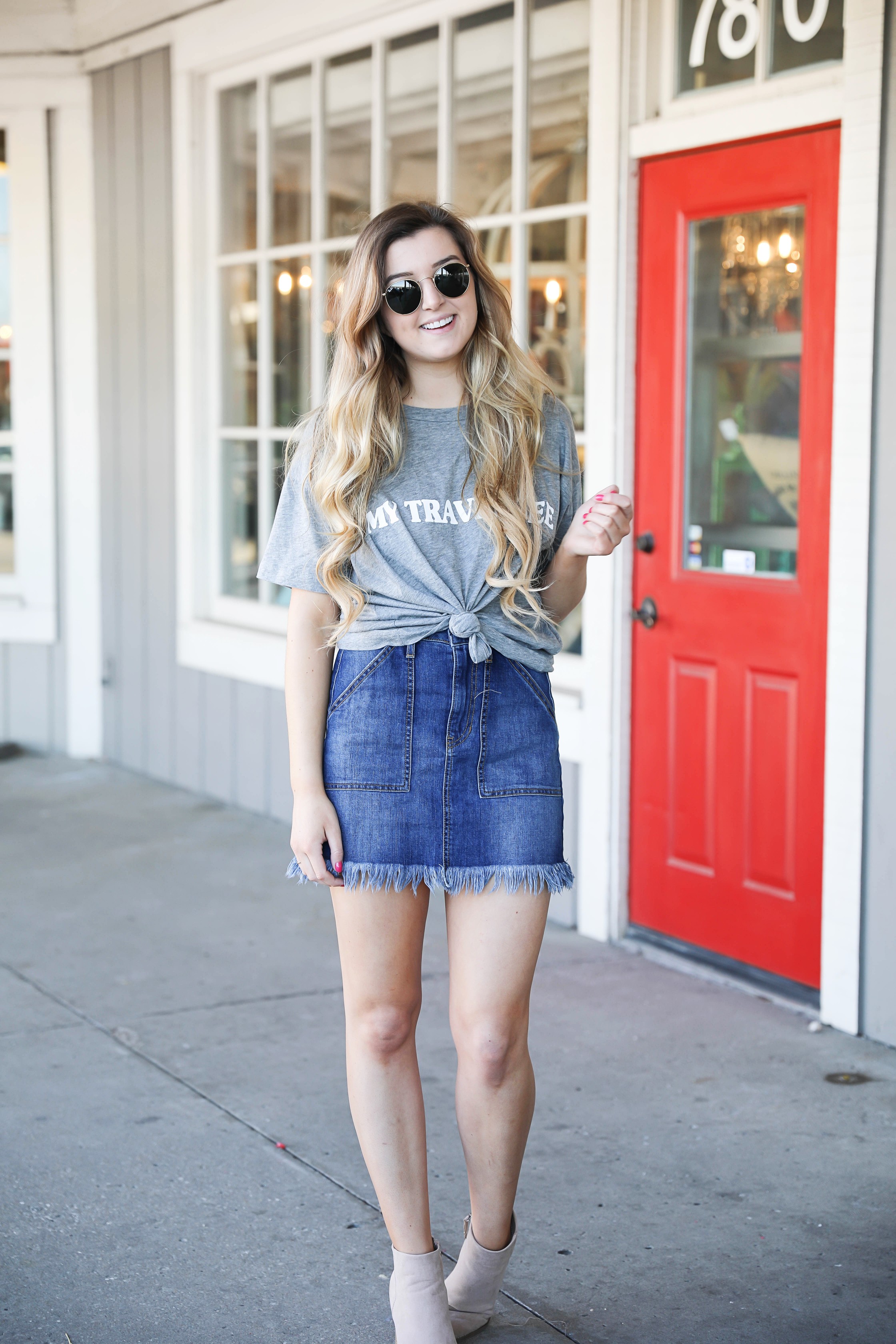 Show Me your mumu grey travel tee! This is such a cute travel tshirt! Not to mention, this jean skirt is adorable! I love how the jean skirt is frayed! Details on fashion blog daily dose of charm by lauren lindmark