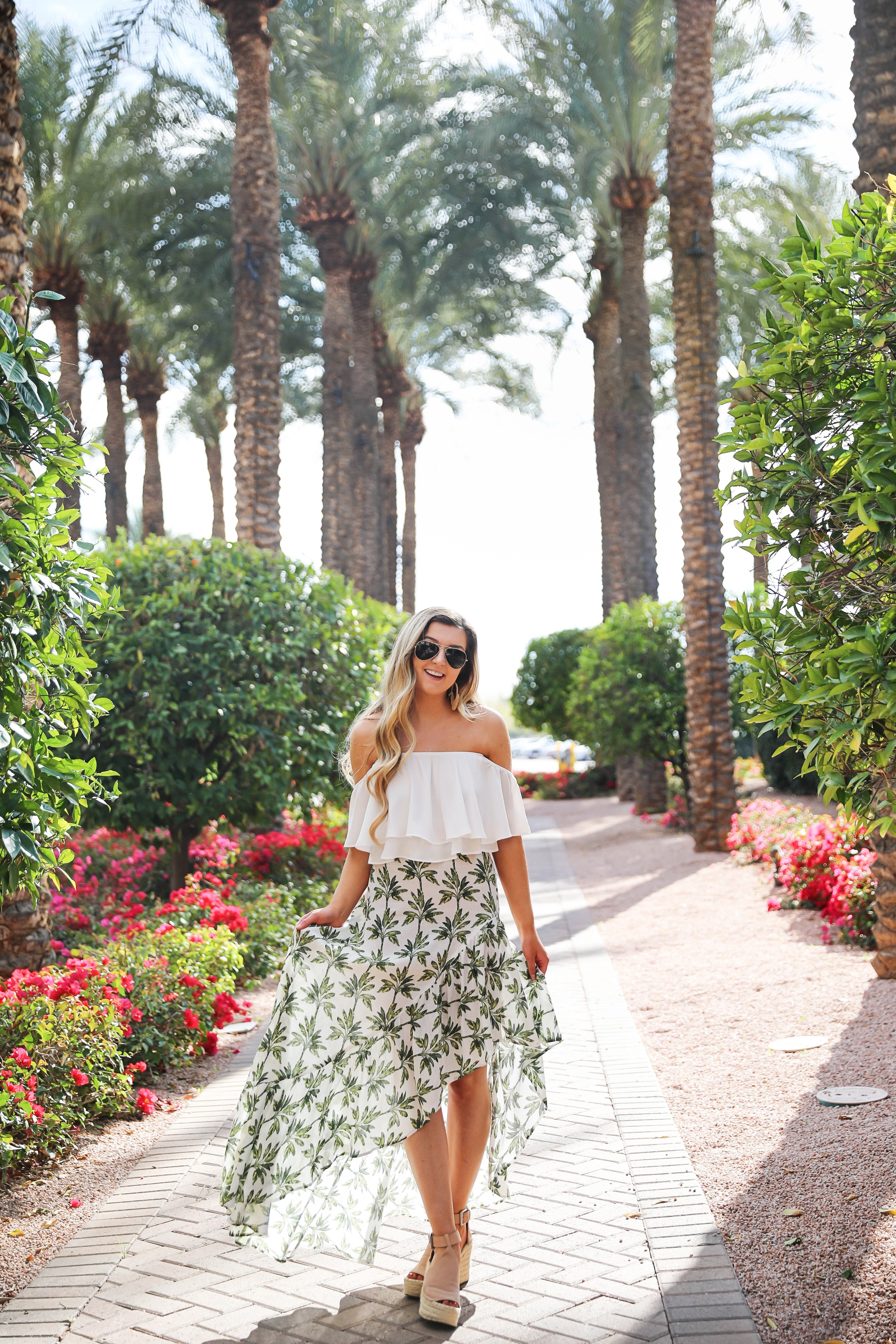 Show me your mumu palm maxi skirt and white flowy crop top! Such an adorable spring break outfit! Cute beach look for summer! Details on fashion blog daily dose of charm by lauren lindmark 