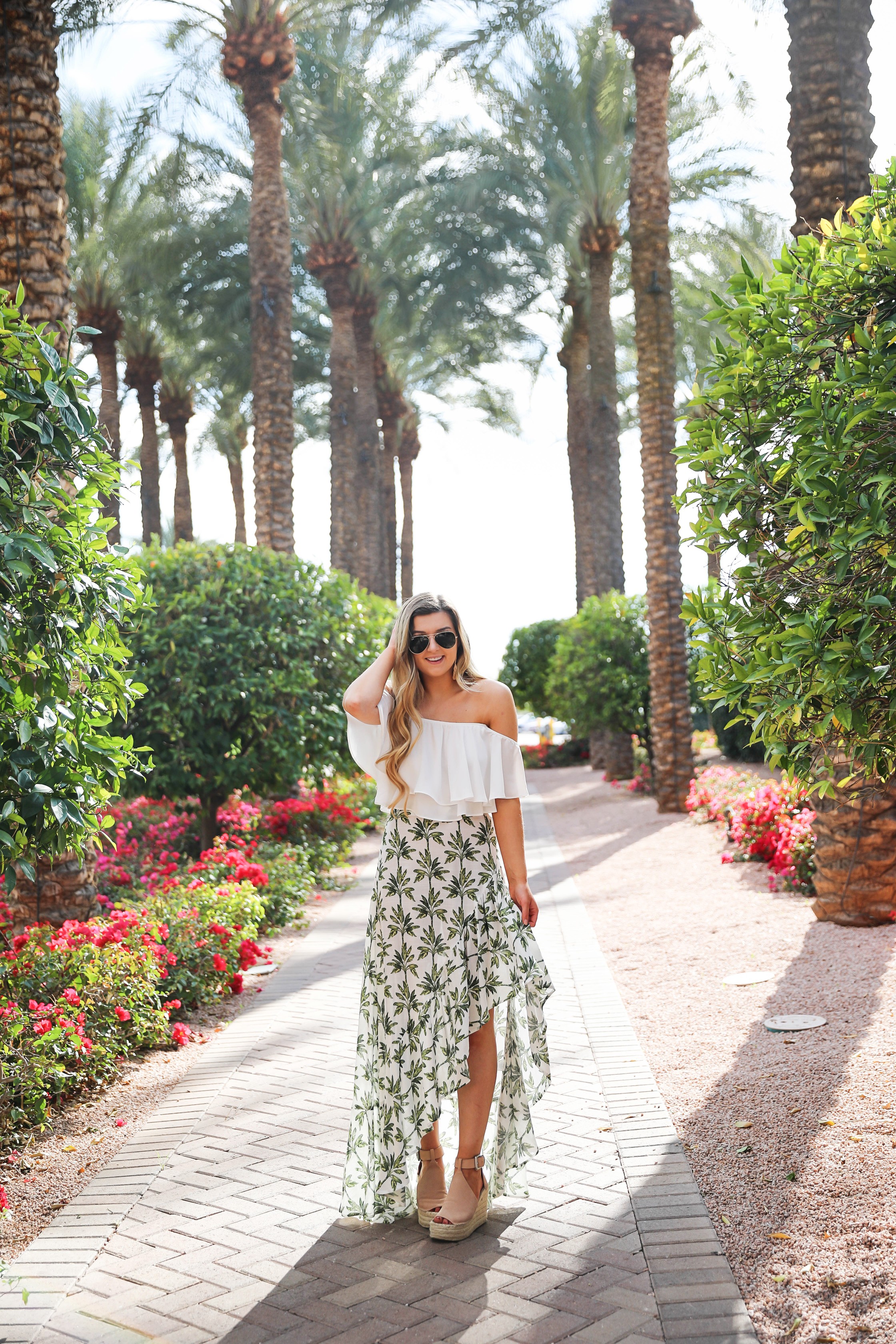 Show me your mumu palm maxi skirt and white flowy crop top! Such an adorable spring break outfit! Cute beach look for summer! Details on fashion blog daily dose of charm by lauren lindmark 