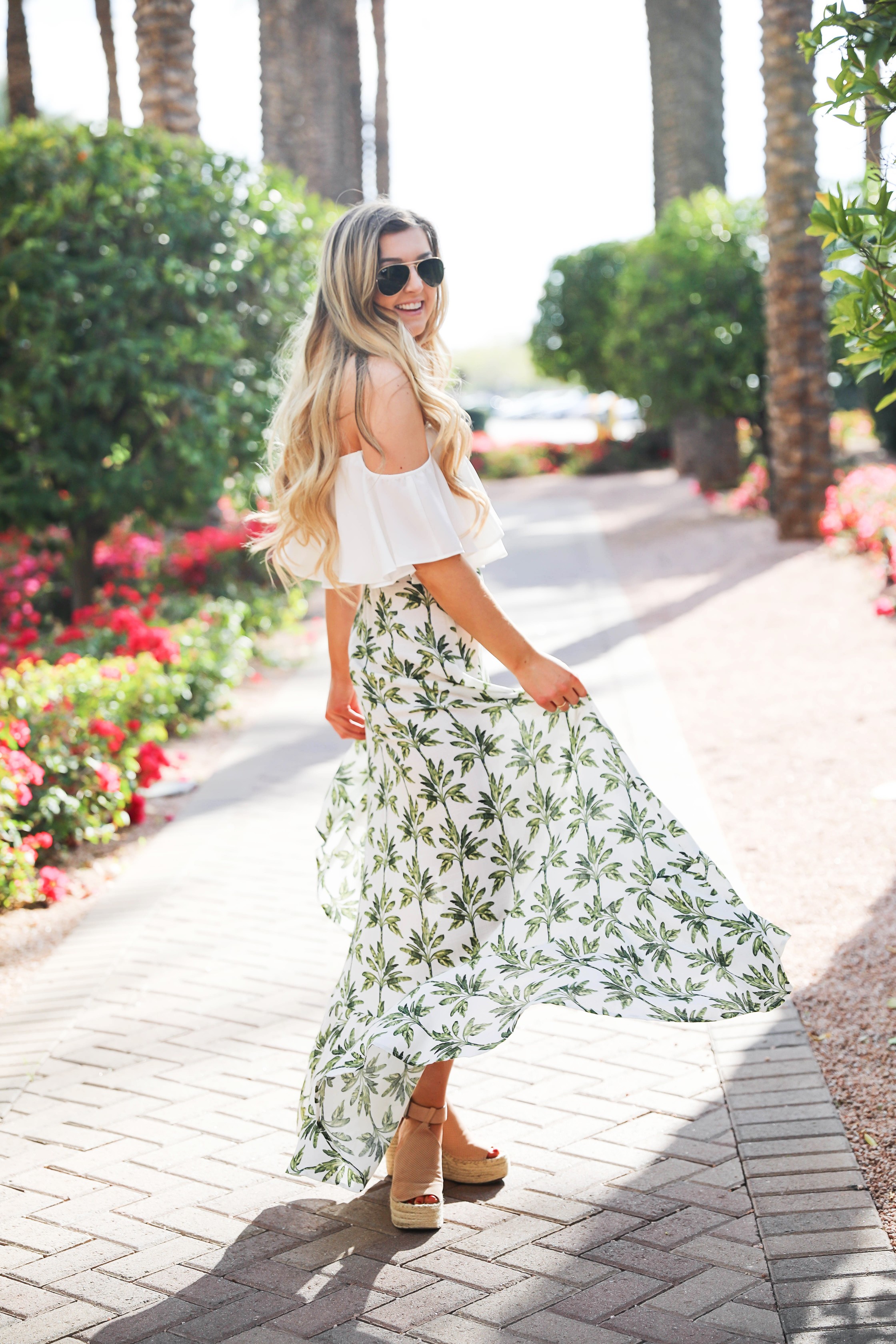 Show me your mumu palm maxi skirt and white flowy crop top! Such an adorable spring break outfit! Cute beach look for summer! Details on fashion blog daily dose of charm by lauren lindmark 
