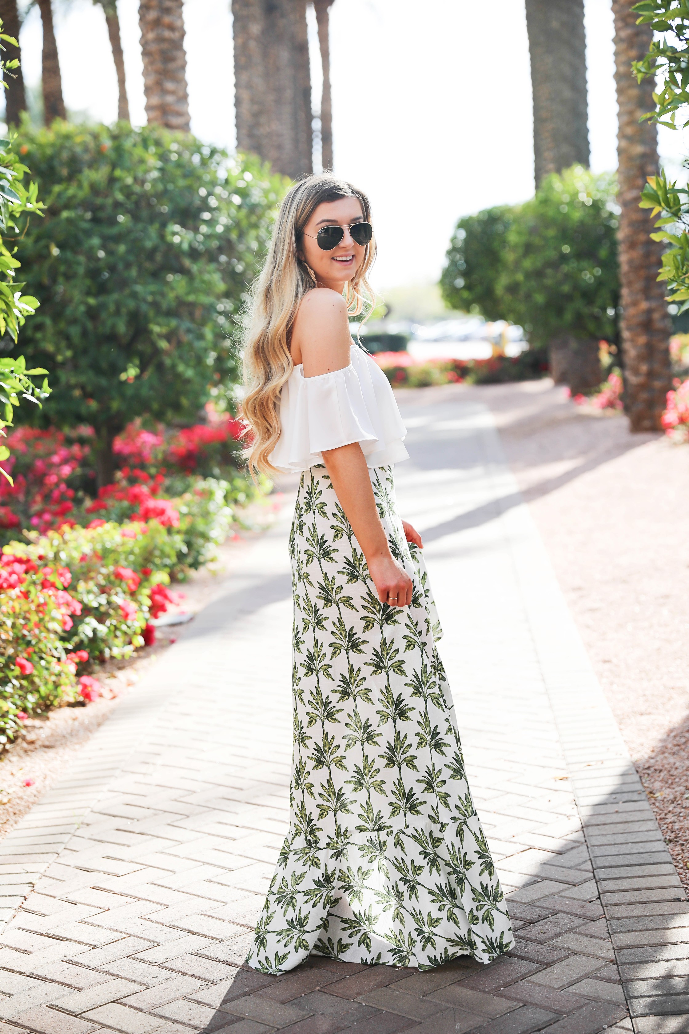 Show me your mumu palm maxi skirt and white flowy crop top! Such an adorable spring break outfit! Cute beach look for summer! Details on fashion blog daily dose of charm by lauren lindmark 