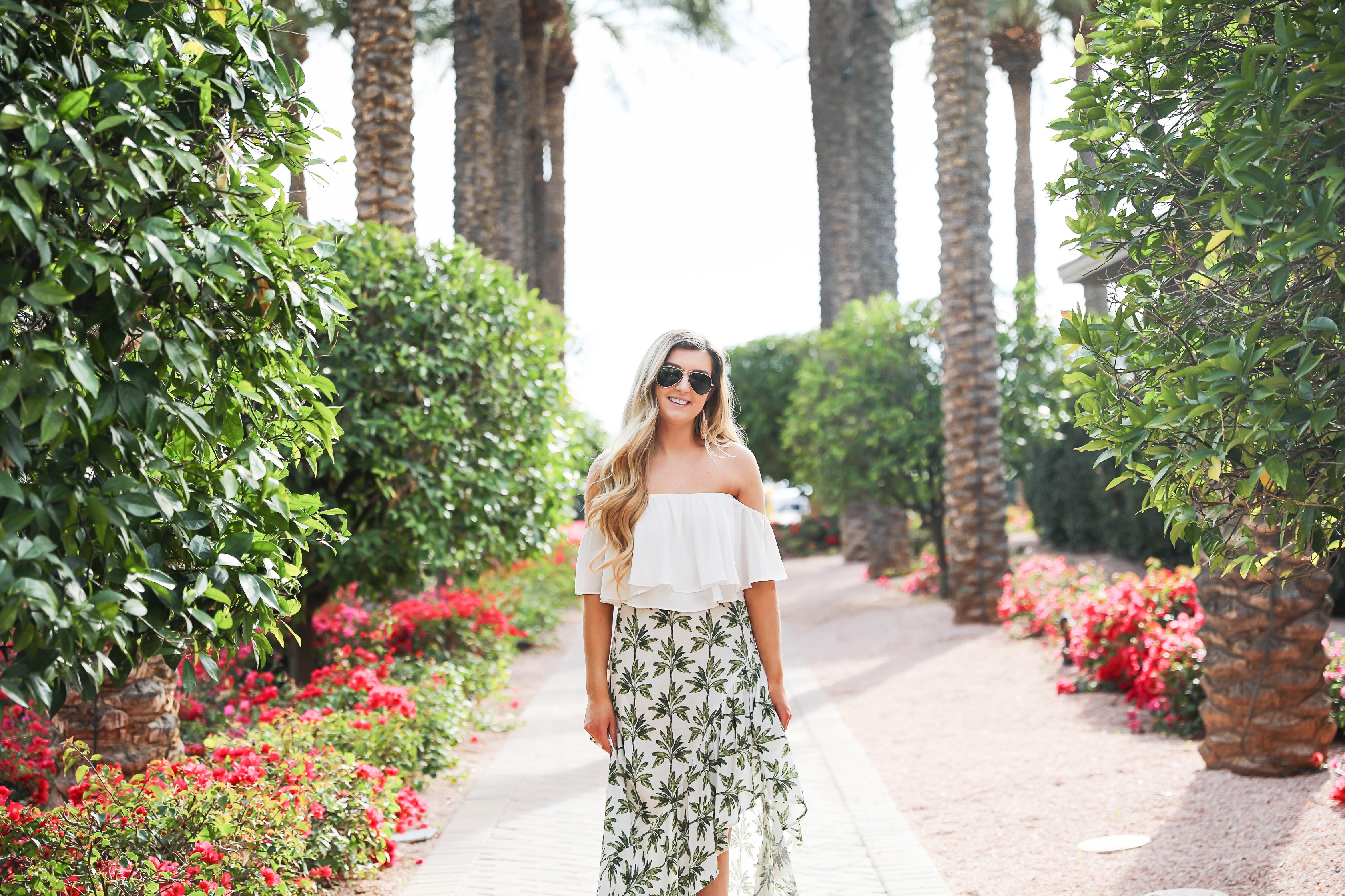 Show me your mumu palm maxi skirt and white flowy crop top! Such an adorable spring break outfit! Cute beach look for summer! Details on fashion blog daily dose of charm by lauren lindmark