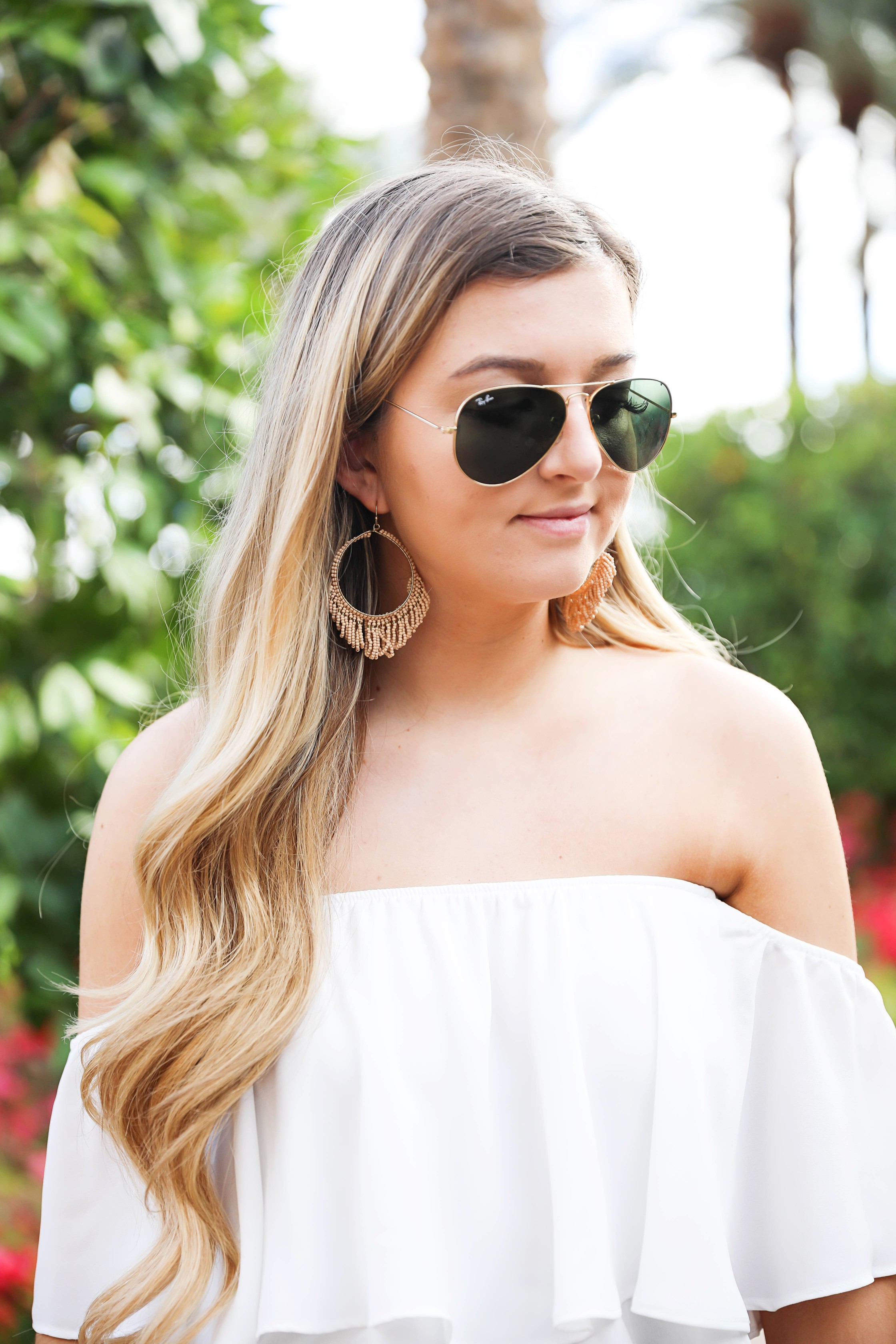 Show me your mumu palm maxi skirt and white flowy crop top! Such an adorable spring break outfit! Cute beach look for summer! Details on fashion blog daily dose of charm by lauren lindmark 