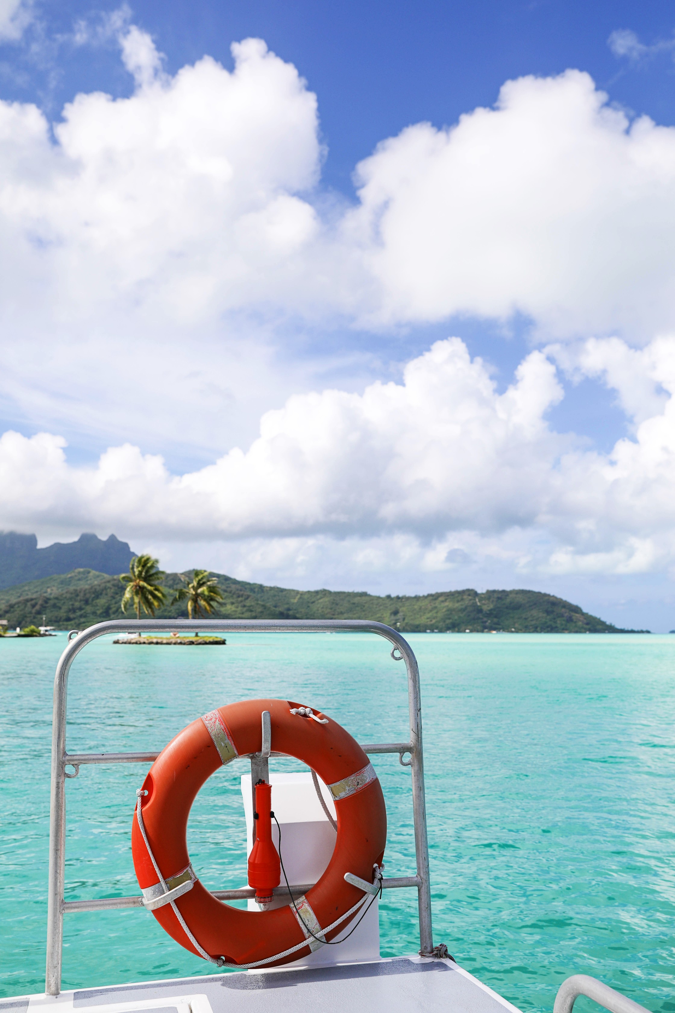 Bora Bora Villa tour at the Intercontinental Hotel Thalasso ! Lauren Lindmark is a fashion and travel blogger! See travel photos of the beautiful blue ocean in Bora Bora, French Polynesia on fashion blog daily dose of charm by lauren Lindmark