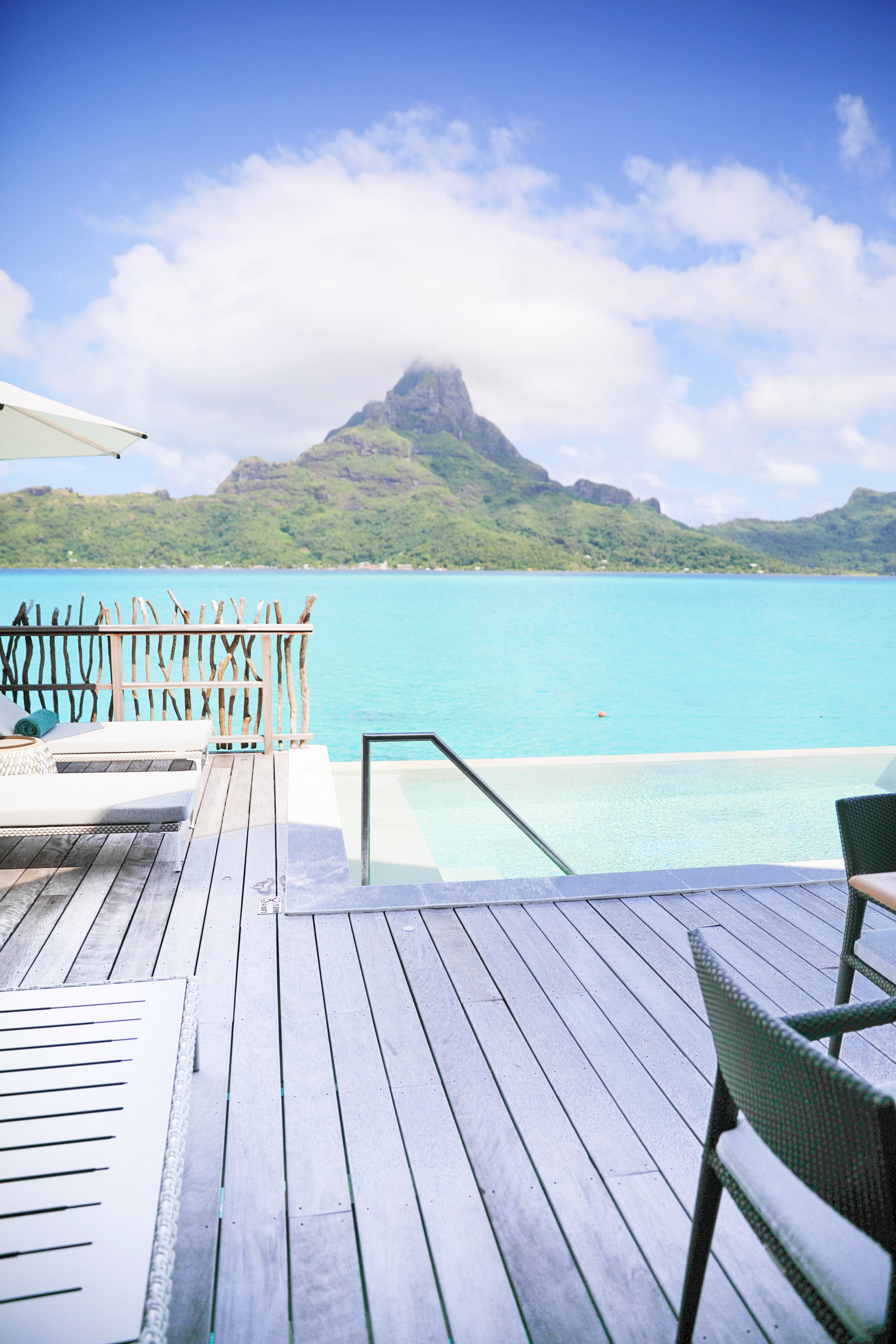 Bora Bora Villa tour at the Intercontinental Hotel Thalasso ! Lauren Lindmark is a fashion and travel blogger! See travel photos of the beautiful blue ocean in Bora Bora, French Polynesia on fashion blog daily dose of charm by lauren Lindmark