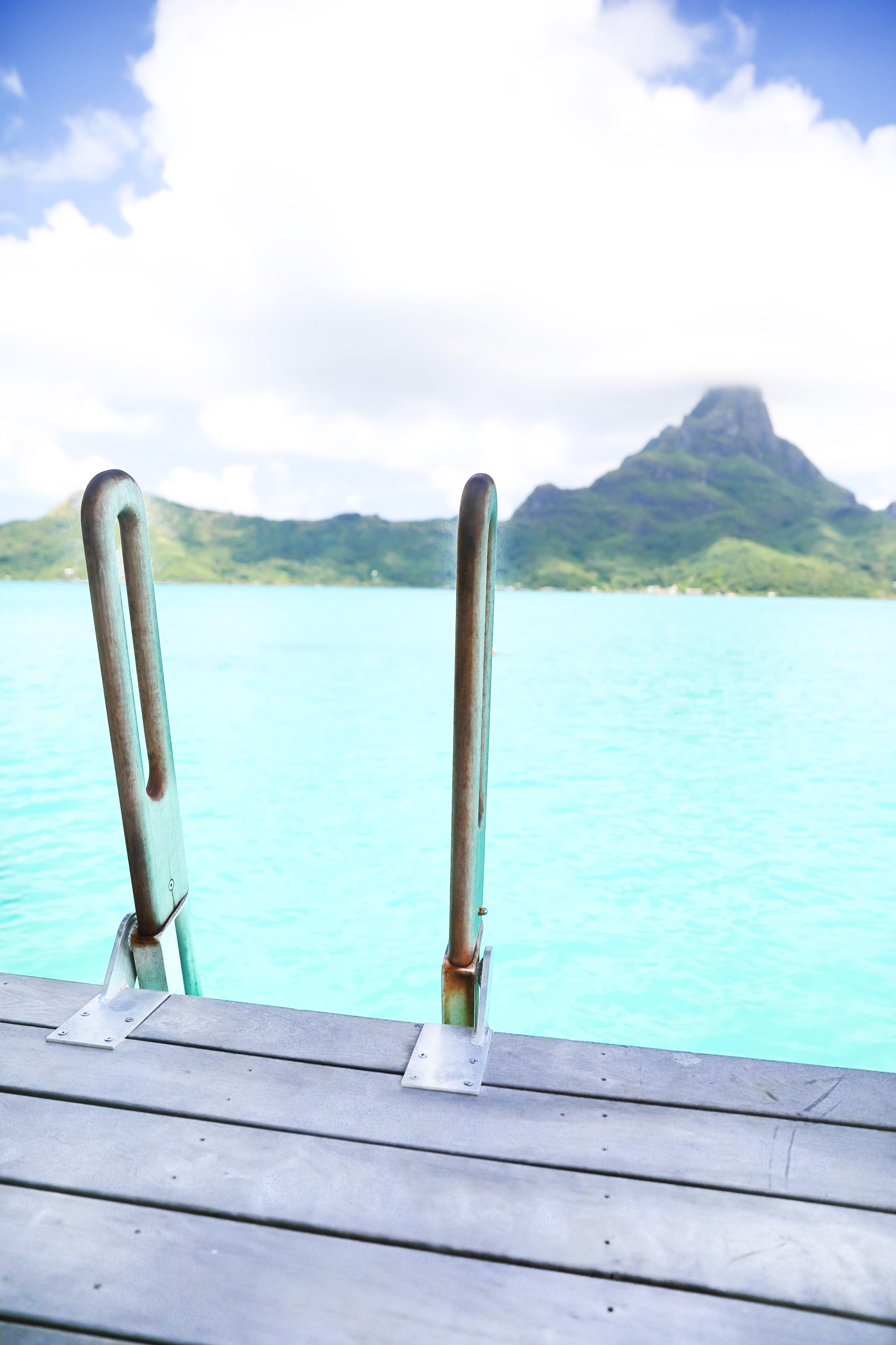 Bora Bora Villa tour at the Intercontinental Hotel Thalasso ! Lauren Lindmark is a fashion and travel blogger! See travel photos of the beautiful blue ocean in Bora Bora, French Polynesia on fashion blog daily dose of charm by lauren Lindmark