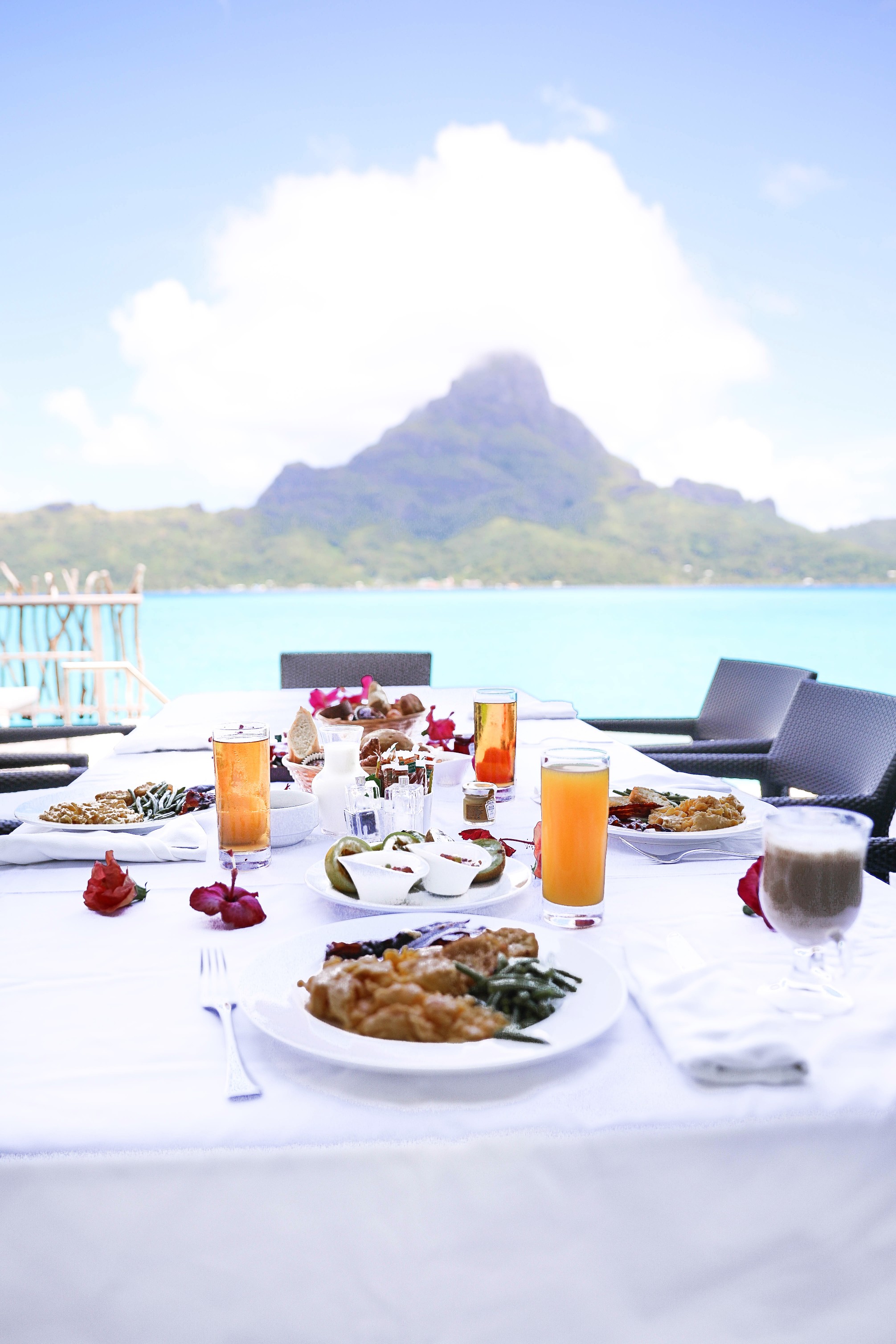 Bora Bora Villa tour at the Intercontinental Hotel Thalasso ! Lauren Lindmark is a fashion and travel blogger! See travel photos of the beautiful blue ocean in Bora Bora, French Polynesia on fashion blog daily dose of charm by lauren Lindmark