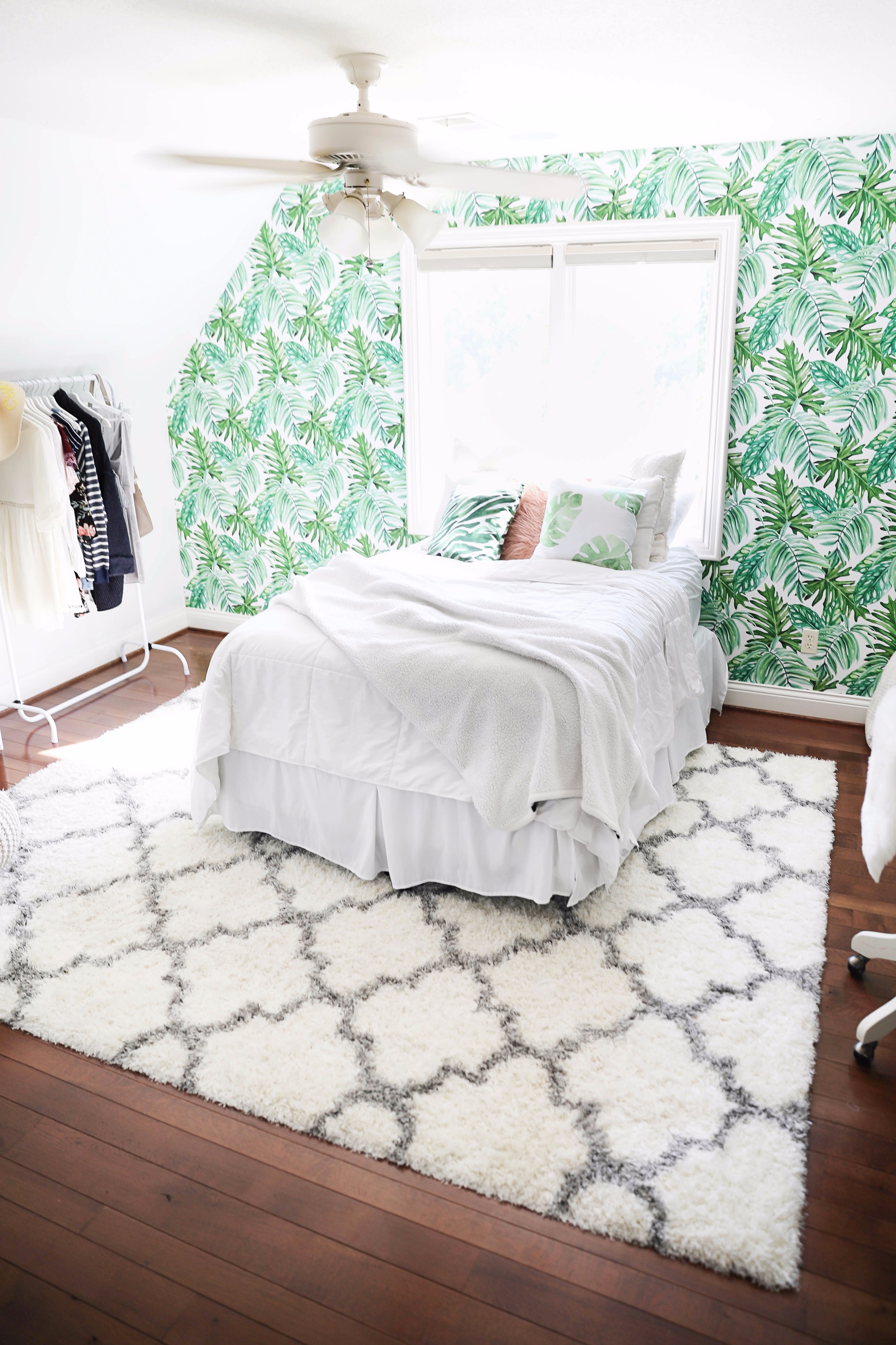 Transtioning your room into spring! How to make your room bright for spring! Details on fashion blog daily dose of charm by lauren lindmark
