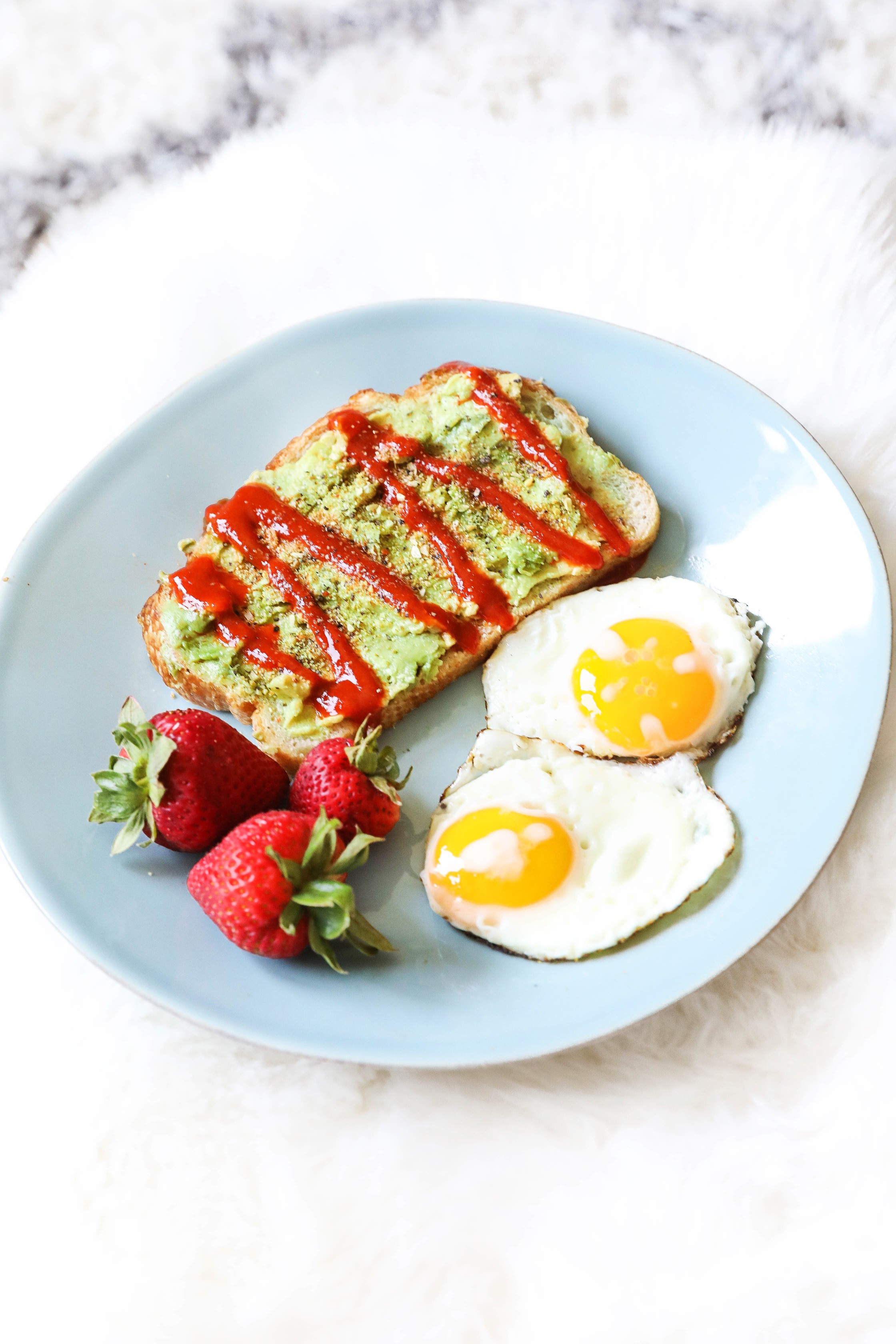 Avocado toast wtih fruit and eggs! Low calorie lunch and breakfast recipe and ideas! What I eat in a day dairy free recipes on lifestyle blog daily dose of charm by lauren lindmark