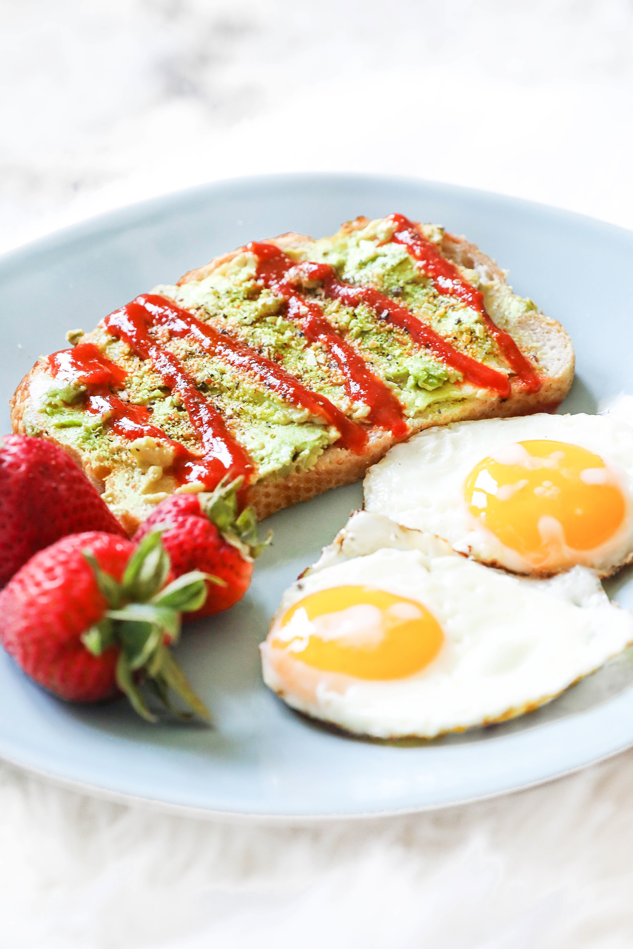 Avocado toast wtih fruit and eggs! Low calorie lunch and breakfast recipe and ideas! What I eat in a day dairy free recipes on lifestyle blog daily dose of charm by lauren lindmark