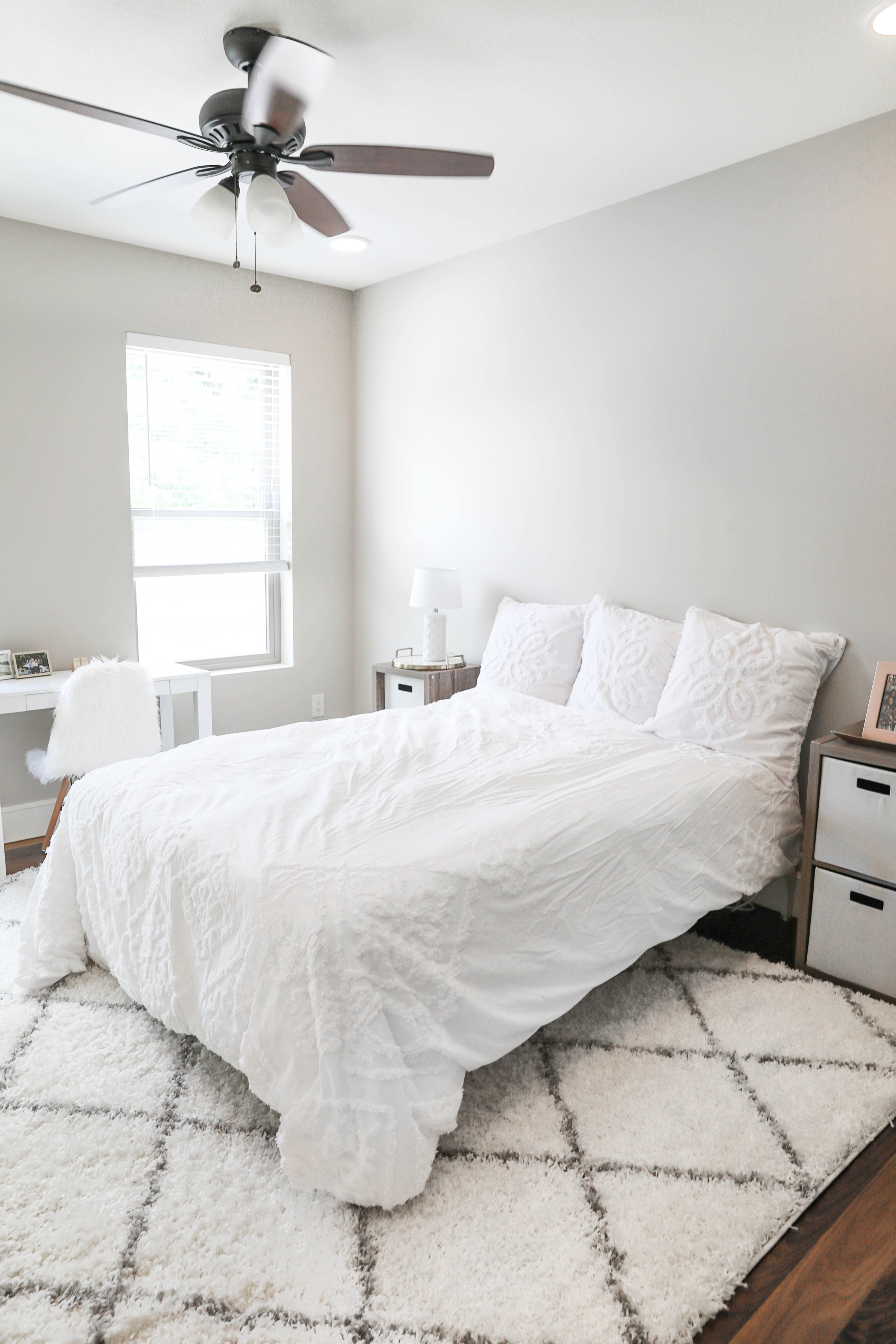 I moved! Sneak peak apartment tour for my white and gray room! I love simple and elegant apartment decor! My nuloom rug looks so good with my white furniture! Details on daily dose of charm by lauren lindmark