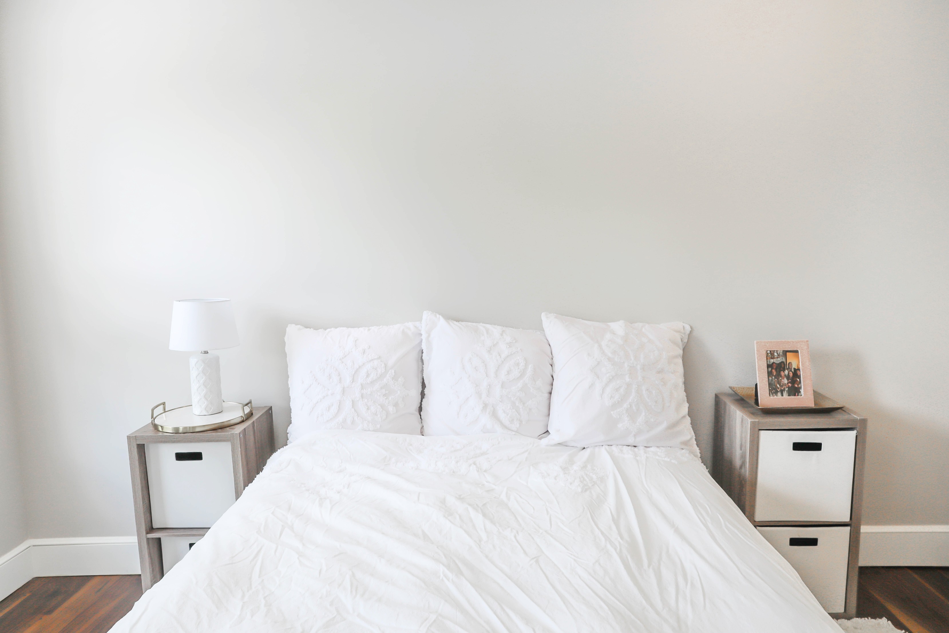 I moved! Sneak peak apartment tour for my white and gray room! I love simple and elegant apartment decor! My nuloom rug looks so good with my white furniture! Details on daily dose of charm by lauren lindmark