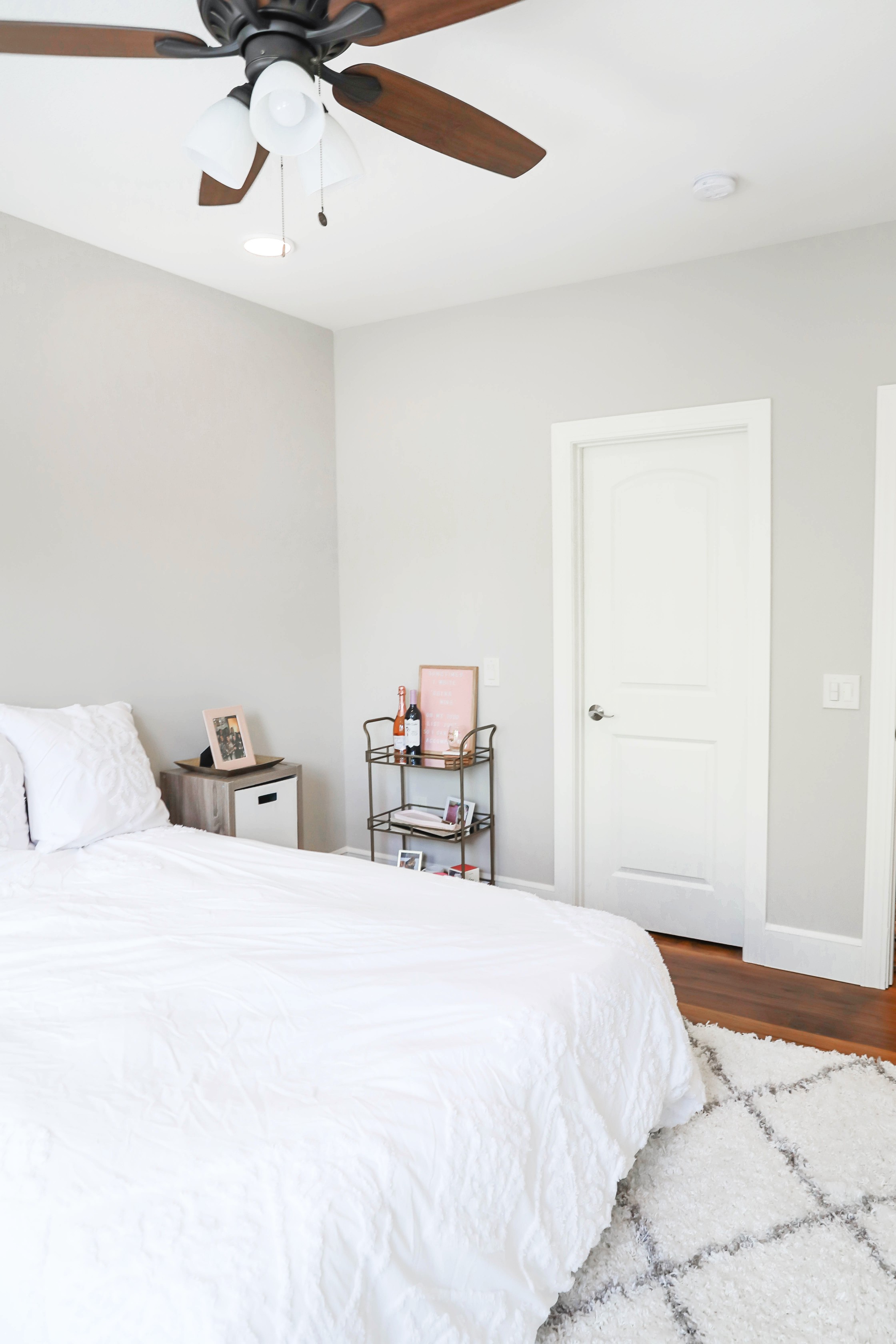 I moved! Sneak peak apartment tour for my white and gray room! I love simple and elegant apartment decor! My nuloom rug looks so good with my white furniture! Details on daily dose of charm by lauren lindmark
