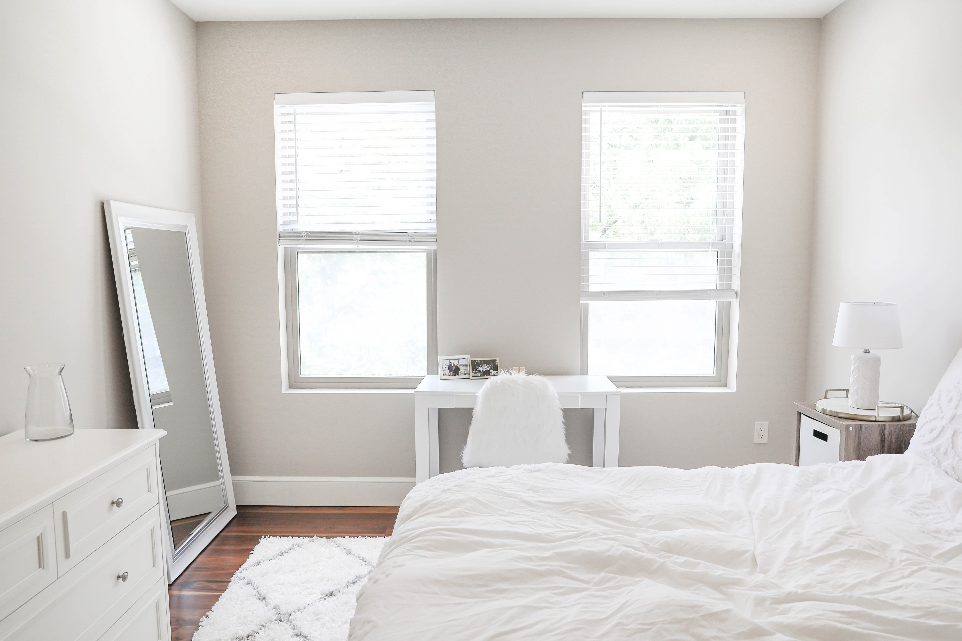 I moved! Sneak peak apartment tour for my white and gray room! I love simple and elegant apartment decor! My nuloom rug looks so good with my white furniture! Details on daily dose of charm by lauren lindmark