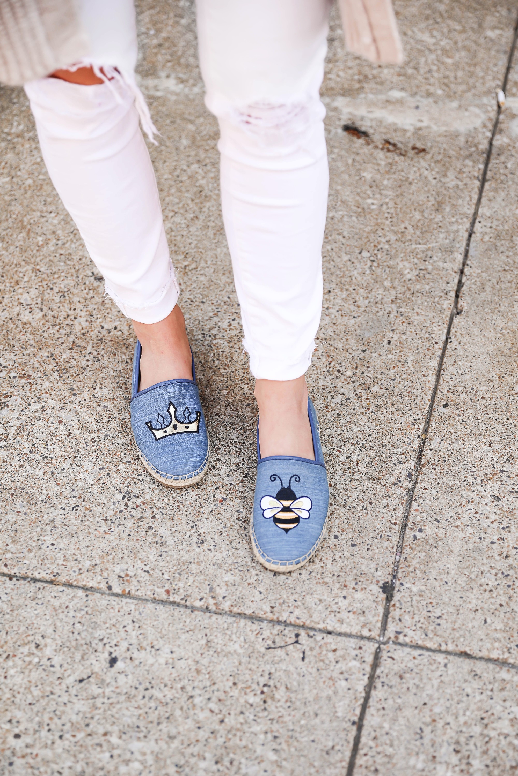 Statement shoes for fall from Stage Stores! I can't stop buying shoes for this season, I am sharing this super cute all white look with these adorable Sam Edelman soludos flats that say "queen bee!" Details on fashion blog daily dose of charm by lauren lindmark