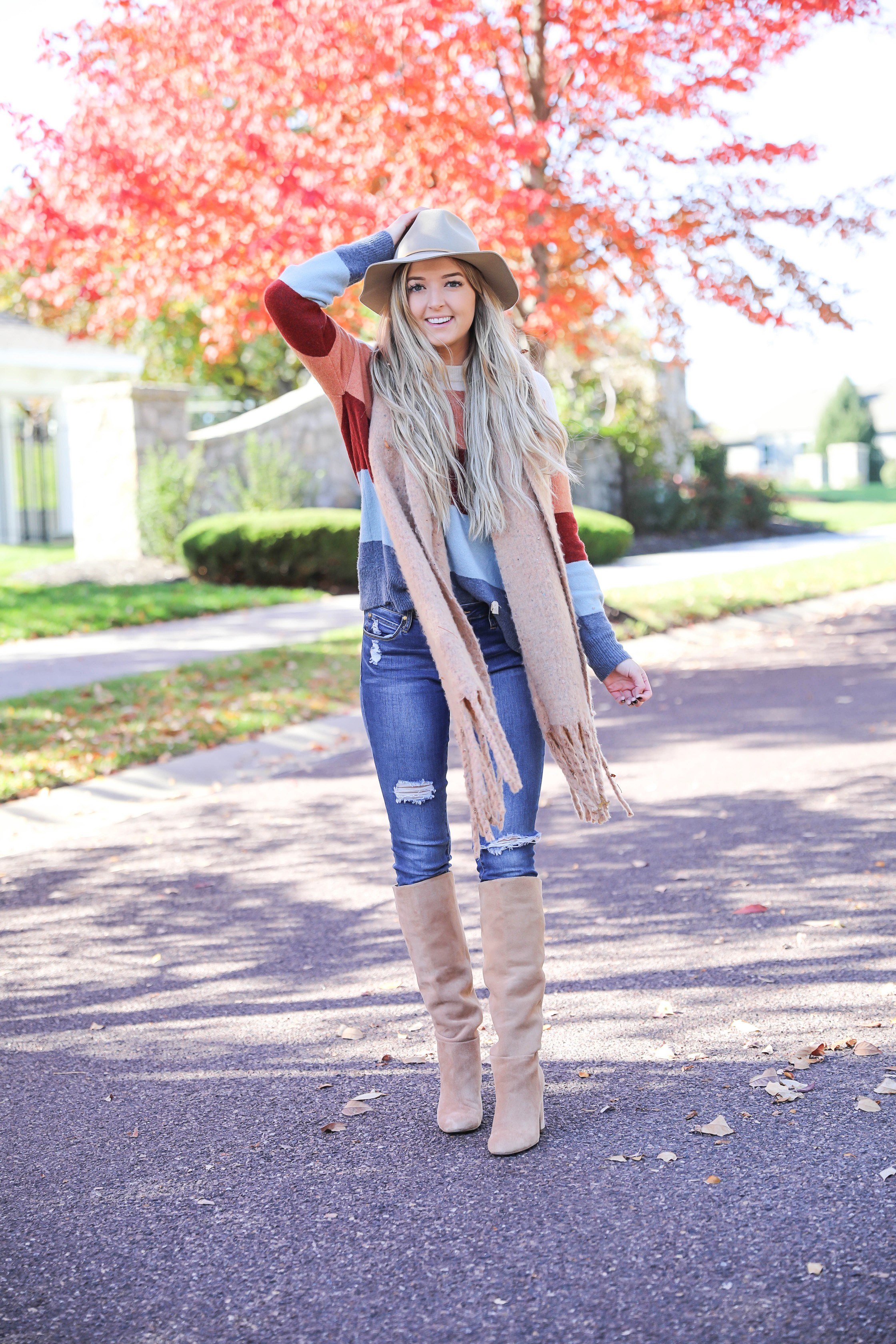 Colorblocking sweater from Madewell! Love this fall leaves picture! This fall outfit is perfect, I especially love the heavy scarf! Detail on fashion blog daily dose of charm by lauren lindmark