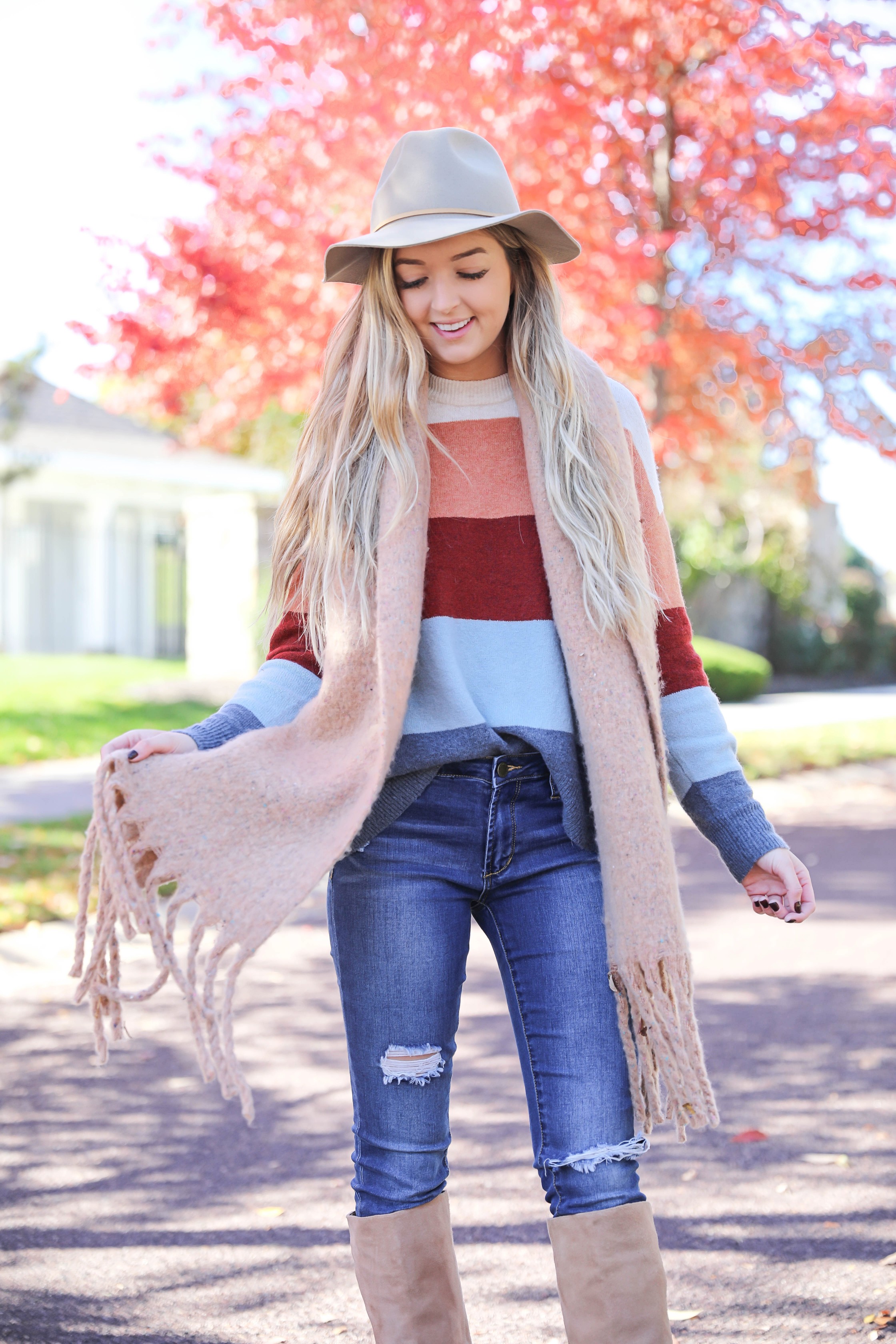 Colorblocking sweater from Madewell! Love this fall leaves picture! This fall outfit is perfect, I especially love the heavy scarf! Detail on fashion blog daily dose of charm by lauren lindmark