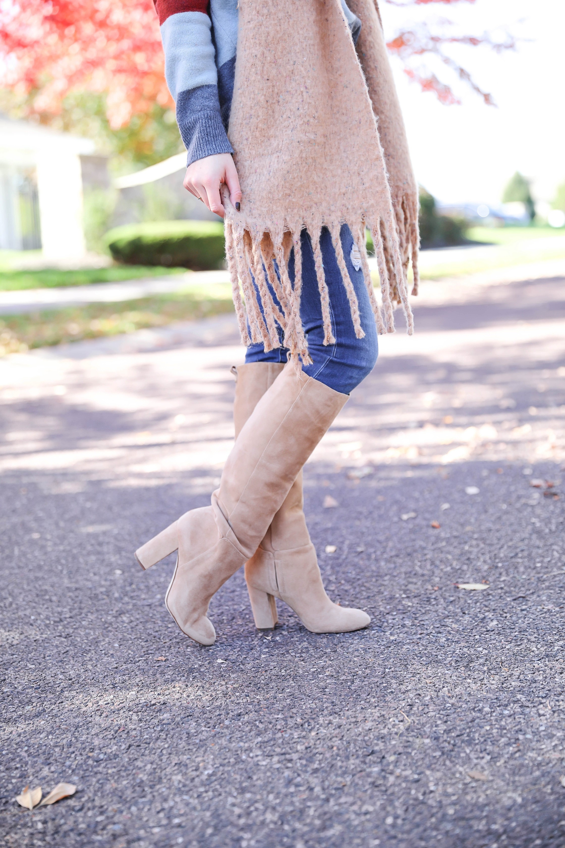 Colorblocking sweater from Madewell! Love this fall leaves picture! This fall outfit is perfect, I especially love the heavy scarf! Detail on fashion blog daily dose of charm by lauren lindmark