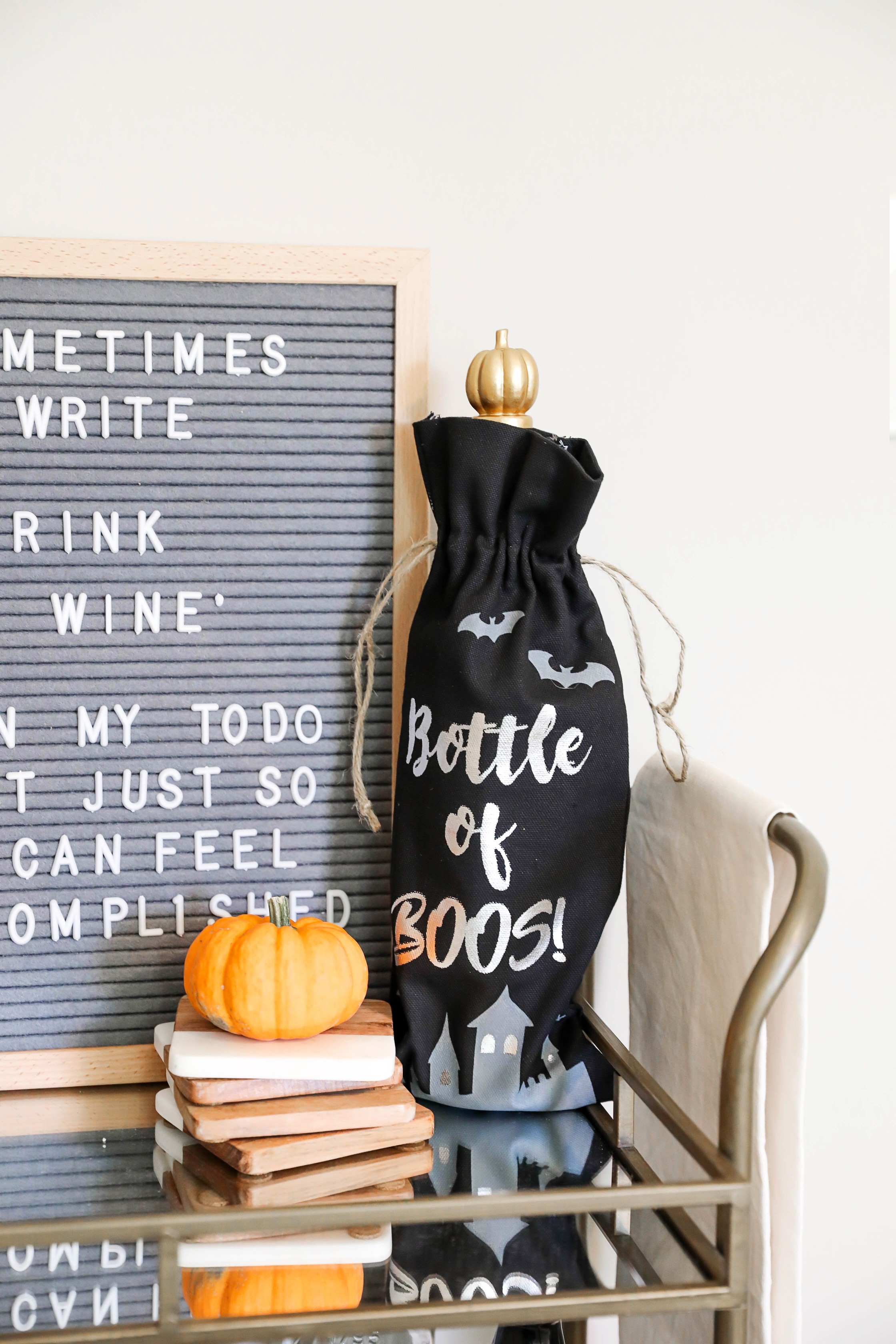 Fall bar cart ideas and fall room decor ideas! Inspiration for white and bright room! Check out this fashion blogger's room tour! I love decorating my house for autumn! Details on fashion and lifestyle blog daily dose of charm by lauren lindmark