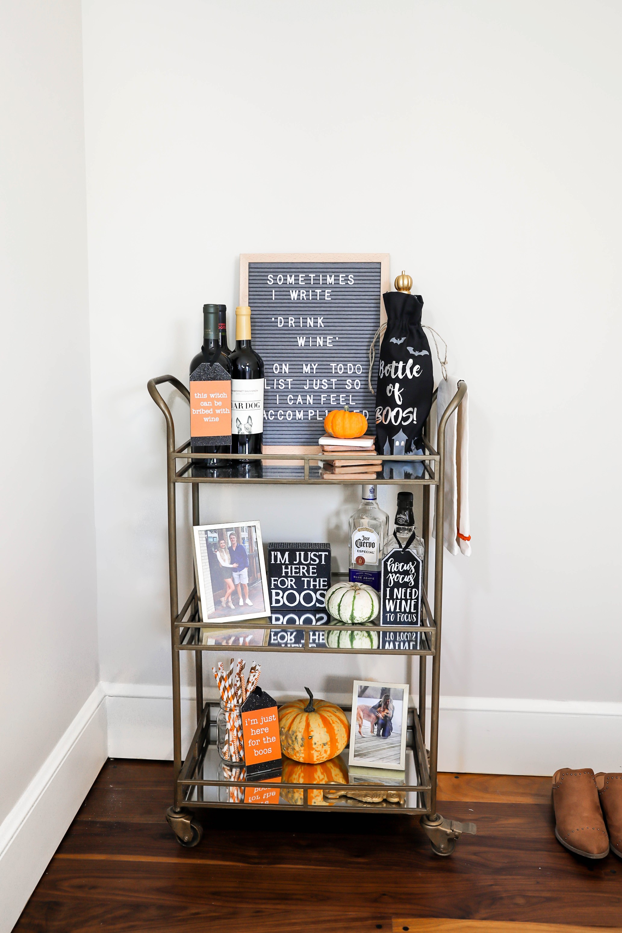 Fall bar cart ideas and fall room decor ideas! Inspiration for white and bright room! Check out this fashion blogger's room tour! I love decorating my house for autumn! Details on fashion and lifestyle blog daily dose of charm by lauren lindmark